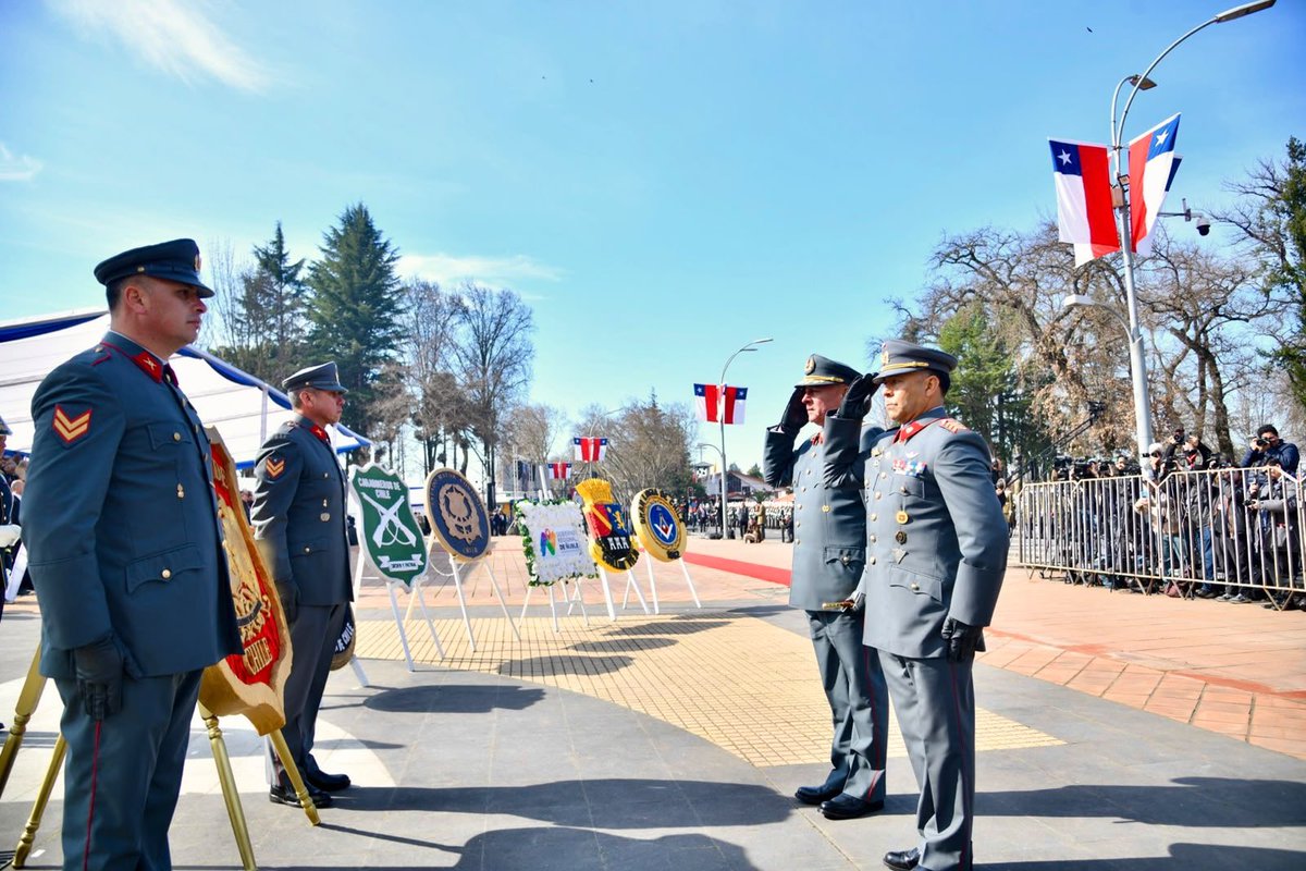 Ejercito_Chile's tweet photo. Para rendir homenaje al Capitán General Bernardo O’Higgins Riquelme, el #EjércitoDeChile presenta una ofrenda floral a los pies del monumento ecuestre del Padre de la Patria. #NatalicioOHiggins #PadreDeLaPatria https://t.co/MUByzbSFvC