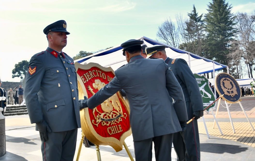 Ejercito_Chile's tweet photo. Para rendir homenaje al Capitán General Bernardo O’Higgins Riquelme, el #EjércitoDeChile presenta una ofrenda floral a los pies del monumento ecuestre del Padre de la Patria. #NatalicioOHiggins #PadreDeLaPatria https://t.co/MUByzbSFvC