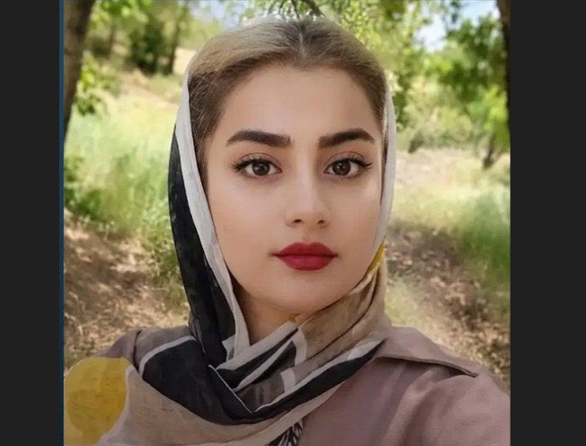 akt_iran's tweet photo. 🚨İran’da 20 yaşındaki Kürt kadın idam edildi 

📍Kürt kenti İlam’da protestolara katıldığı gerekçesiyle 20 yaşındaki Dünya Muhammedi ile Ghaem Hosseini bu sabah idam edildi. https://t.co/AQGk2RgPe1
