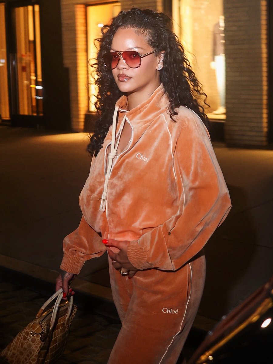 ComplexStyle's tweet photo. Rihanna in NYC <3 https://t.co/1iNyX28Yfe