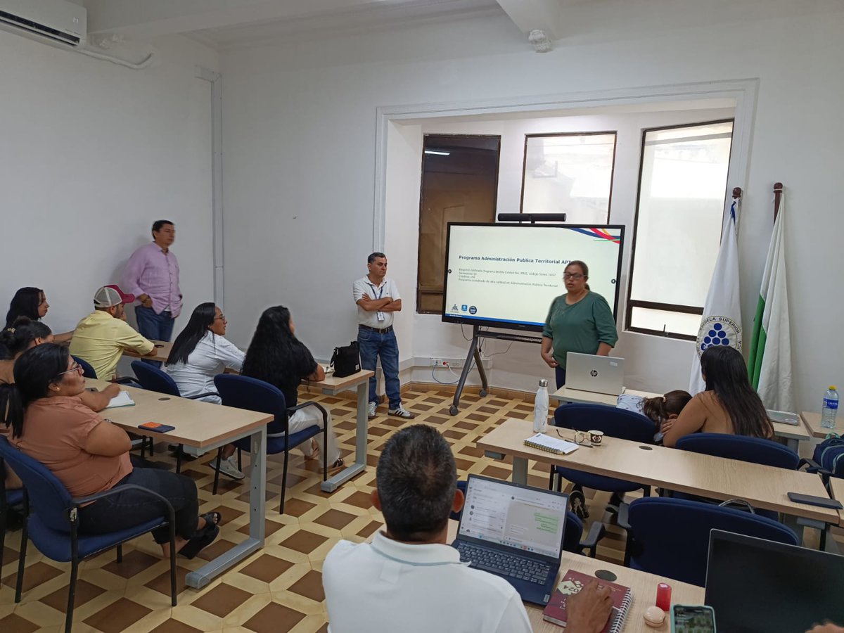 ESAPOficial's tweet photo. #Territoriales Por primera vez, la Territorial Huila, Caquetá y Bajo Putumayo realiza un encuentro de coordinadores de CETAP, reuniendo a quienes representan a la Escuela y mantienen una conexión directa con estudiantes, comunidades y territorios, generando un espacio de diálogo, integración e intercambio de experiencias entre todo el equipo de trabajo.
Durante el encuentro se abordaron temas académicos y administrativos relacionados con el programa de Administración Pública Territorial, carnetización, opciones de grado, bases de datos, plataformas institucionales y las estrategias de Bienestar Universitario.