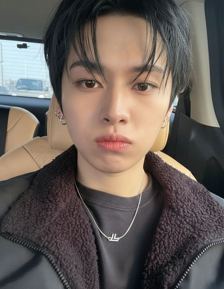 strawariberri's tweet photo. bang chan and his bisexual spectrum https://t.co/dczUK4A8jE