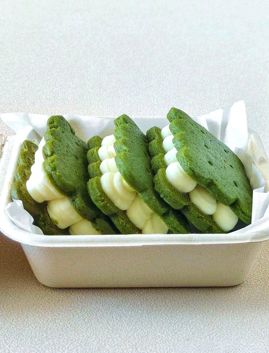 BrittanyHeoa's tweet photo. Just shared a big bag of crispy matcha cookies with my roommates  instant mood boost win!， https://t.co/YrFTr3EoxH