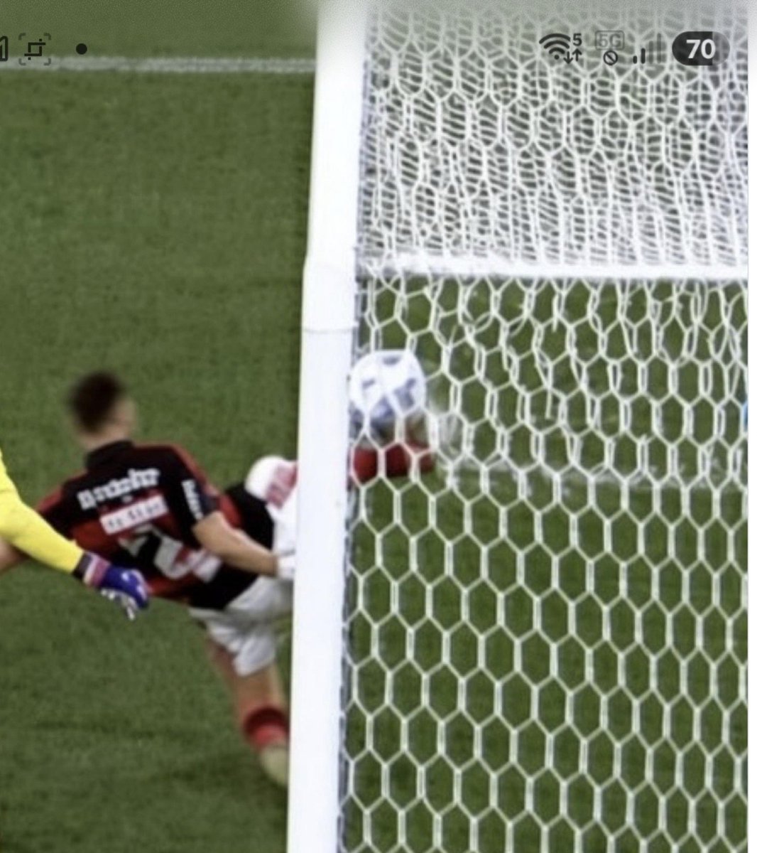 CustodioDias's tweet photo. É muito simples o lance.
Se a bola está no limite da trave, obviamente, está dentro do gol, pois a trave está aumentada por  estar em primeiro plano.

Pra mim, não é discutível. https://t.co/C78scVJSRt
