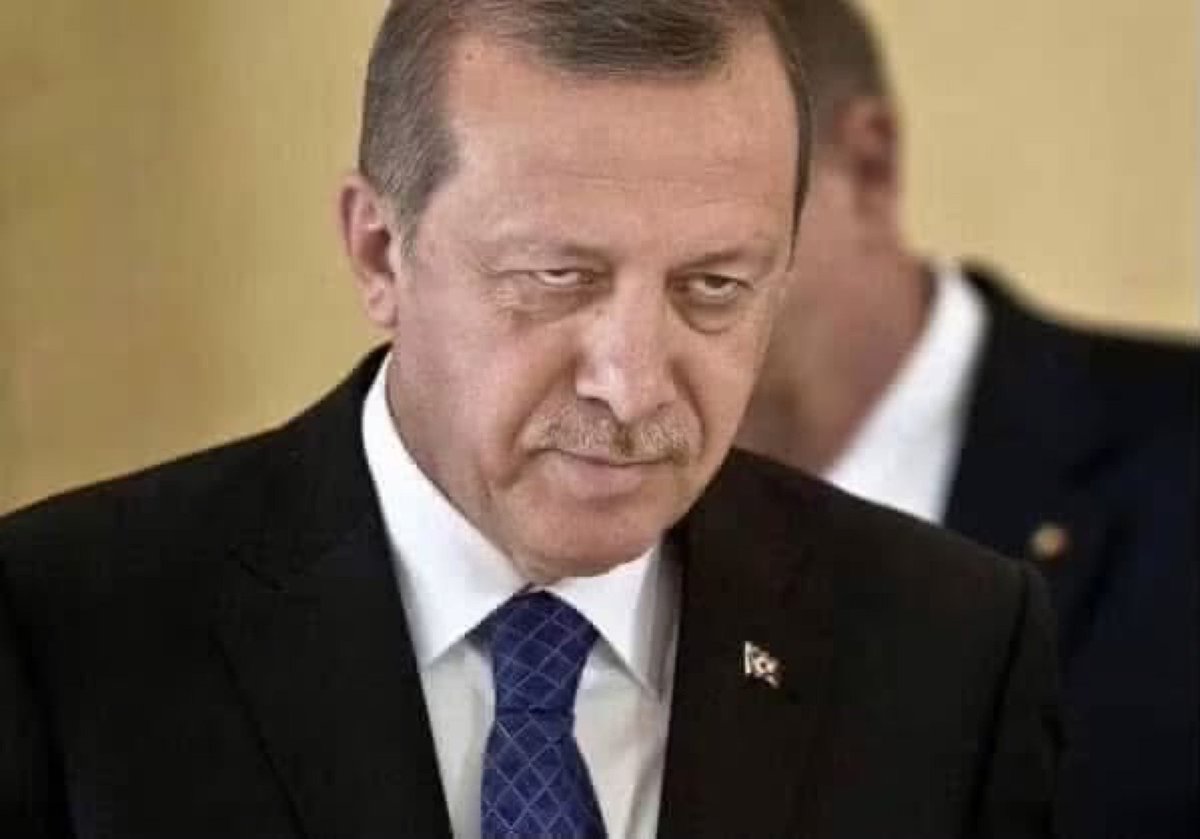 TOPRAK_2_'s tweet photo. AHMET HAKAN HAKLI ÇIKTI❗️
Şimdi bir numaralı AKP yağcısı olan 
AHMET HAKAN, 
20.8.2015’de neler yazmış 😳

TARAYACAK HERKESİ..👀

*BÜTÜN HESABI BU...“YÜZDE 50” oy almak
Bütün hesabı, bütün stratejisi, bütün taktiği, bütün çabası, bütün enerjisi bunun için.

İZMİR'İ TARAYACAK, ABD'Yİ TARAYACAK
Alacak yüzde 50’yi...
Ve başlayacak makineli tüfekle taramaya...

- Cemaat’i tarayacak.
- CHP’yi tarayacak, MHP’yi tarayacak, hatta BDP’yi tarayacak.
- Amerika’yı tarayacak.
- Ateistleri tarayacak.
- TÜSİAD’ı tarayacak.
- İzmir’i tarayacak.
- AB’yi tarayacak.
- Kalan son gazetecileri tarayacak.
- Sosyal medyada aklına eseni yazan çoluk çocuğu tarayacak.
- TUSKON’u tarayacak.
- ODTÜ’yü tarayacak.
- Tribünleri tarayacak.
- İtaatsizleri tarayacak.
- Gezicilere demediğini bırakmayan ama Cemaat’e tek laf etmeyen Gökçek’i tarayacak.

- Muhteşem Yüzyıl’cıları bile tarayacak.
 HERKESE GÜNÜNÜ GÖSTERECEK

 Ah bir alsa yüzde 50’yi...
 Gösterecek herkese gününü...

- Açacak Obama’ya telefonu, “ver o hocayı bana” diyecek.
- Cemaatçi gazetecilerin bileklerine kelepçe takacak.
- 17 Aralık’ı başlatan savcı ve polisleri ham yapacak.
- Kuzguncuk’a tank gönderecek.
- Zaman gazetesine tazyikli su sıkacak.
İNADINA REZA'NIN HEYKELİNİ DİKECEK

 Ah bir yüzde 50’yi kapabilse...
- İnadına Reza’nın heykelini dikecek.
- İnadına trilyona “üç beş kuruş” diyen Bakan oğlunu danışman yapacak.
- İnadına bakanlarının tümüne yeni ve pahalı saatler armağan ettirecek.
- İnadına Ebru Gündeş’i “milli irade sanatçısı” ilan edecek.
- İnadına “o telefon kaydı montaj falan değil ulan, var mı diyeceğiniz” diye haykıracak.

 YOLSUZLUK SÖZCÜĞÜNÜ YASAKLAYACAK
 Bir alsa o yüzde 50’yi...
- Kıracak kalemleri, uçuracak kelleleri.
- Yasaklayacak “yolsuzluk” sözcüğünü.
- Kendisine sadece “10 milyon dolarcık” gönderme cüretinde bulunan o madrabaza haddini bildirecek.
- Defteri olan herkesin üzerine salacak vergi müfettişlerini.
HERKESİ ZİNDANA KOYACAK

Yüzde 50’yi bir alsa...
Biliyor ne yapacağını.
Taramalıyla tarayacak ortalığı... Kelepçeleyecek bilekleri... Zindanlara koyacak herkesi... Acıtacak bütün canları... Dikecek bütün ocaklara incir ağaçlarını...

Öyle şeyler yapacak ki...
Bir daha bu topraklarda sözünün üstüne söz söylemeye kimse cüret edemeyecek.

O ASLA DİKTATÖR DEĞİL
Ama durun bir dakika!
Yüzde 50’yi alırsa yapacak bunları...
Çünkü o asla bir diktatör değil.
Milli iradeye acayip saygılı süper demokrat biri..