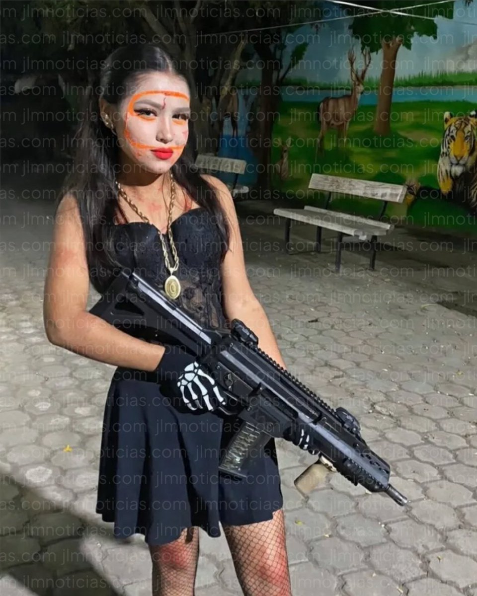 MiguelPantojaMD's tweet photo. @Defensamx1 ... ¿Por qué la hija del capo #ElTíoLako tiene en sus manos una carabina #CX05 -derivada del fusil #FX05 #xiuhcoatl- fabricada por el mismo #EjércitoMexicano @Defensamx1 en su fábrica de armas? ¿Cómo la obtuvo o quién(es) se la dieron? 🤔 https://t.co/pVvULRJCkJ