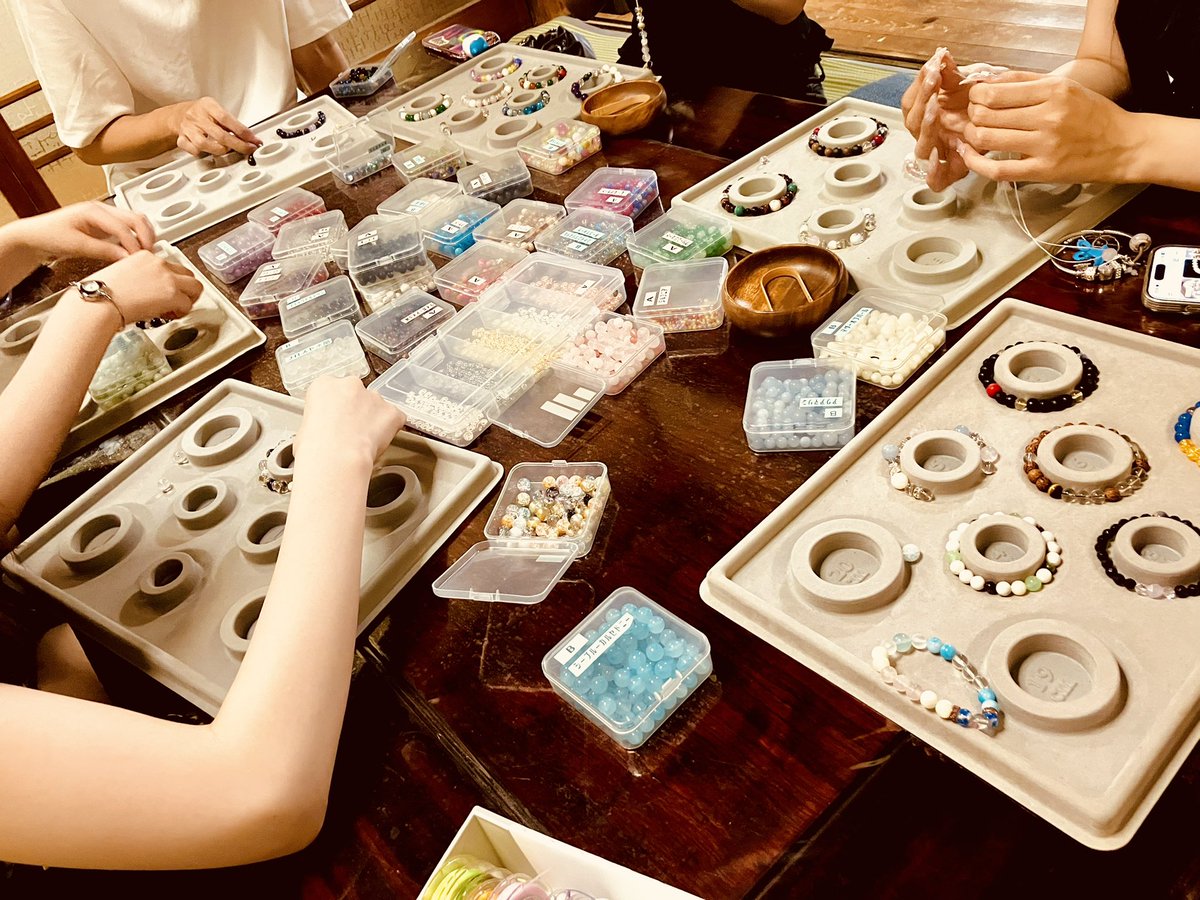 TERA_space76's tweet photo. 本日の腕輪念珠作り体験とお線香作り体験の様子です♪

今日は寺スペース始まって以来、最高齢の方が体型してくださりました🙏
皆さん！お線香作りは100歳超えてもできると証明されましたよ！✨

#京都
#体験
#お線香
#腕輪念珠
#寺スペース https://t.co/MVR49CNu7U