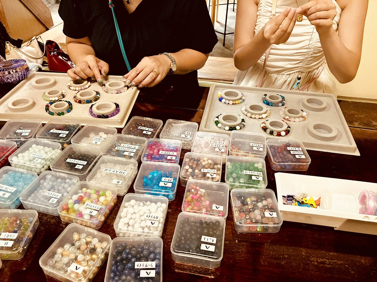TERA_space76's tweet photo. 本日の腕輪念珠作り体験とお線香作り体験の様子です♪

今日は寺スペース始まって以来、最高齢の方が体型してくださりました🙏
皆さん！お線香作りは100歳超えてもできると証明されましたよ！✨

#京都
#体験
#お線香
#腕輪念珠
#寺スペース https://t.co/MVR49CNu7U