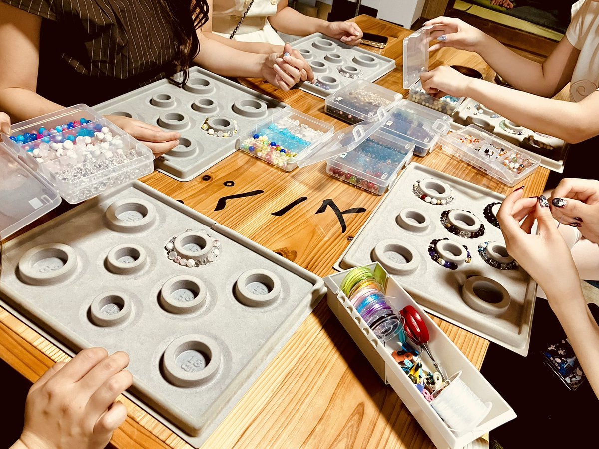 TERA_space76's tweet photo. 本日の腕輪念珠作り体験とお線香作り体験の様子です♪

今日は寺スペース始まって以来、最高齢の方が体型してくださりました🙏
皆さん！お線香作りは100歳超えてもできると証明されましたよ！✨

#京都
#体験
#お線香
#腕輪念珠
#寺スペース https://t.co/MVR49CNu7U