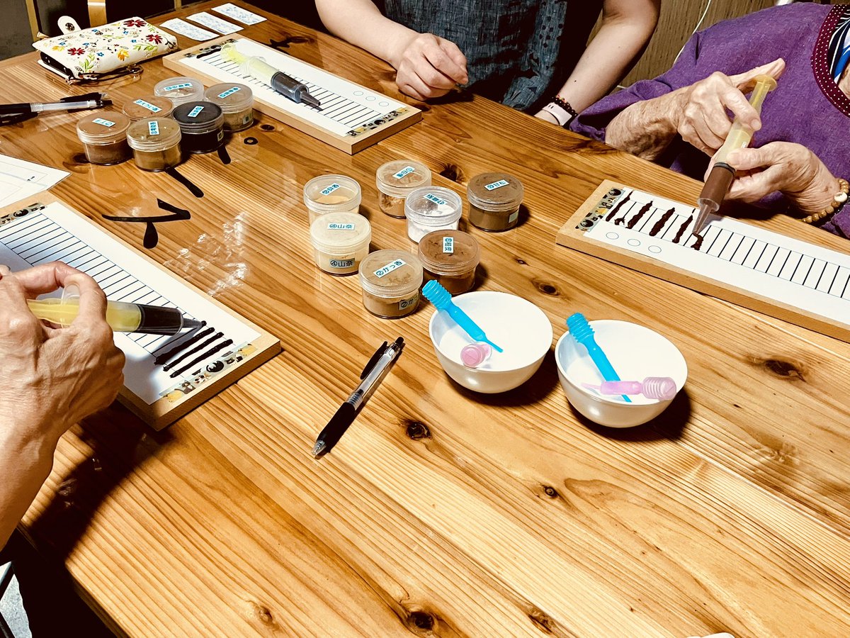 TERA_space76's tweet photo. 本日の腕輪念珠作り体験とお線香作り体験の様子です♪

今日は寺スペース始まって以来、最高齢の方が体型してくださりました🙏
皆さん！お線香作りは100歳超えてもできると証明されましたよ！✨

#京都
#体験
#お線香
#腕輪念珠
#寺スペース https://t.co/MVR49CNu7U