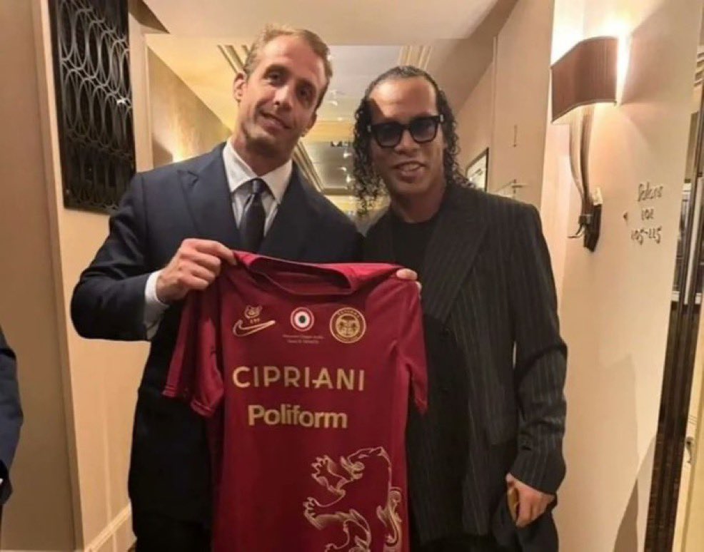 Footballdayy10's tweet photo. 𝗥𝗢𝗡𝗔𝗟𝗗𝗜𝗡𝗛𝗢 𝗩𝗔 𝗦𝗢𝗥𝗧𝗜𝗥 𝗗𝗘 𝗦𝗔 𝗥𝗘𝗧𝗥𝗔𝗜𝗧𝗘 𝗣𝗢𝗨𝗥 𝗨𝗡 𝗗𝗘𝗥𝗡𝗜𝗘𝗥 𝗠𝗔𝗧𝗖𝗛 !

À 46 ans, la légende brésilienne va rechausser les crampons le temps d’une rencontre avec le Ravenna FC, club de Serie C dont il est également actionnaire.

Ignazio Cipriani, président du club : « Il jouera un match dans l’espoir d’inscrire avec nous le dernier but de sa carrière. » 

Le match aura lieu ce lundi à 21h00.