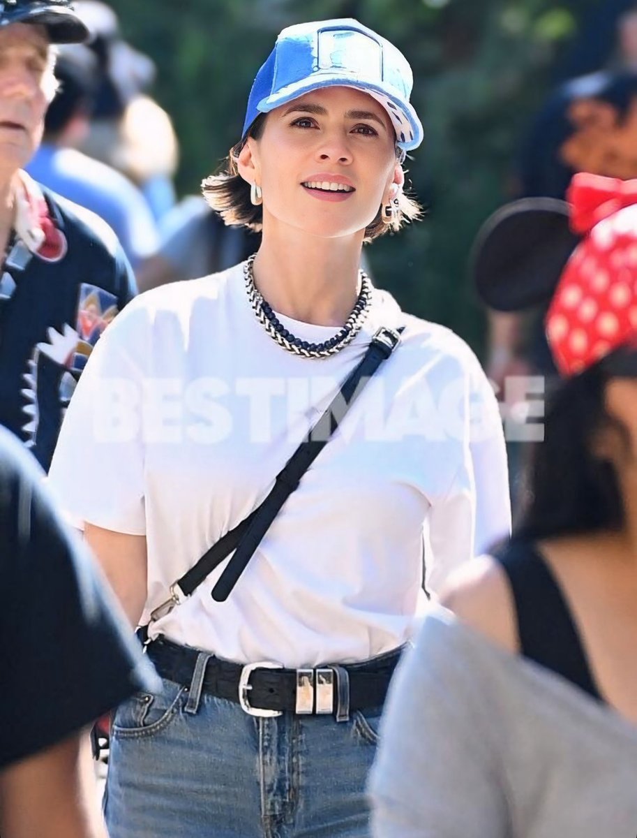 chrishayleybr's tweet photo. FOFUXA! Hayley Atwell no Disneyland California  no último sábado, 15, após o D23. https://t.co/S1p3BbIbjY