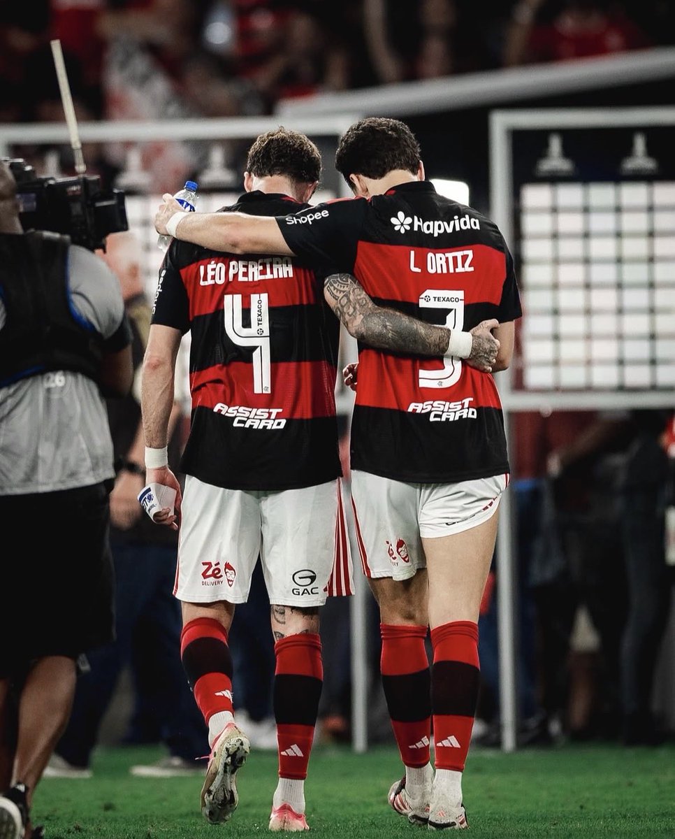 gabrkenji's tweet photo. Um dia teremos noção do que é essa dupla de zaga. 
Raçudos, disponíveis, técnicos e líderes. 
Tudo o que merecemos! https://t.co/ghopFENxAX