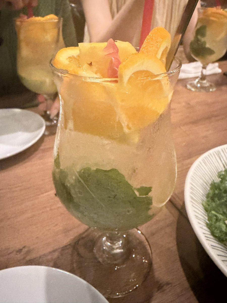 zoominblue's tweet photo. 久しぶりに色々友達にも会えて揃って初日の乾杯もできたし、お店も良くて熟成肉美味し過ぎた😋揃いも揃ってみんなでモヒート。フルーツたくさん入ってて爽やかさっぱり✨ https://t.co/3lV3mEJWNf