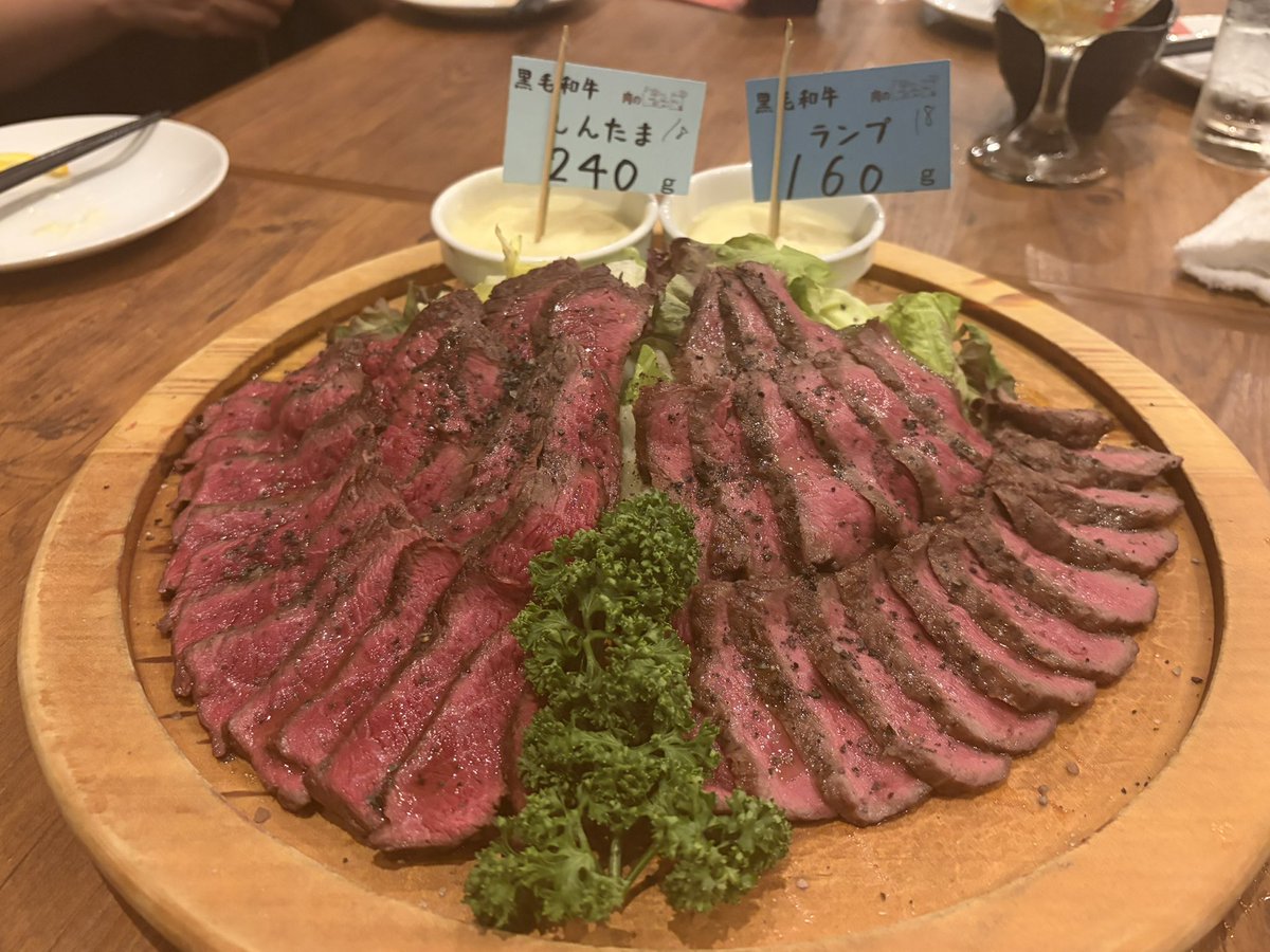 zoominblue's tweet photo. 久しぶりに色々友達にも会えて揃って初日の乾杯もできたし、お店も良くて熟成肉美味し過ぎた😋揃いも揃ってみんなでモヒート。フルーツたくさん入ってて爽やかさっぱり✨ https://t.co/3lV3mEJWNf