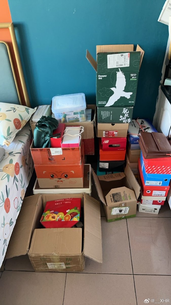 ChelseaGreer18's tweet photo. [Moving into a new place today—small boxes, big dreams, and coffee stains on the first box of kitchen stuff. Little wins feel huge!]， https://t.co/kAm8BKC4TJ