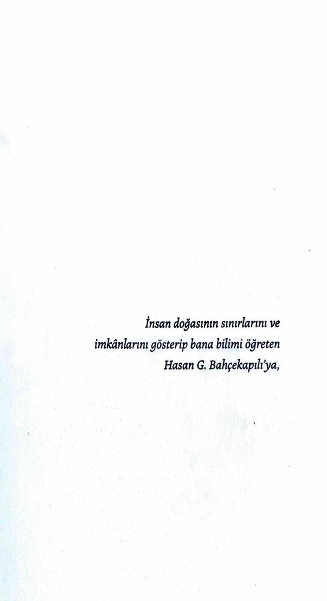 _onurcanyilmaz's tweet photo. Birkaç yıldır üzerinde çalıştığım kitabım "İnsan Doğası Üzerine: Ahlaktan İşbirliğine, İnançtan Özgürlüğe" @AkademimKitap'tan çıktı.

Çıkış noktası basit bir itiraz: insan doğası tartışmaları çoğu zaman iki uca sıkışıyor; ya her şeyi genlere ya da her şeyi kültüre yazıyoruz. Oysa:

"Genler mi, kültür mü?" yanlış sorudur; asıl mesele ikisinin birbirini nasıl dönüştürdüğüdür.

Kitabın temel tezi burada: insan doğası sabit bir öz değil, biyolojik sınırlar ile kültürel imkanlar arasında biçimlenen dinamik bir tasarım alanıdır.

Bu çerçeveyi ahlak, zeka, inanç ve iş birliğinin köklerinden yapay zeka, otoriterleşme, iklim krizi ve özgürlük gibi bugünün meselelerine taşıyorum. Çünkü:

Avcı-toplayıcı geçmişte biçimlenmiş zihinlerle Uzay Çağı'nın sorunlarını ancak kültürel yenilikle çözebiliriz.

Aynı insan doğası hem duvar hem de köprü kurabilir; hangisinin açığa çıkacağını kültür ve kurumlar belirler.

Ve nihayetinde: Yanlış bir insan teşhisi yanlış bir toplum tasarımı getirir.

Bu yüzden, günümüzün ve geleceğin sorunlarını çözmek için insan doğasını reddetmeye değil, ona uygun kültürel çözümler peşinde koşmaya ihtiyacımız var.

Satın almak isterseniz, şu an Amazon üzerinden indirimli satışta: https://t.co/GSm369QiP9 

Kitapla ilgili ayrıntılı bilgi için: https://t.co/42q7tY4NwO