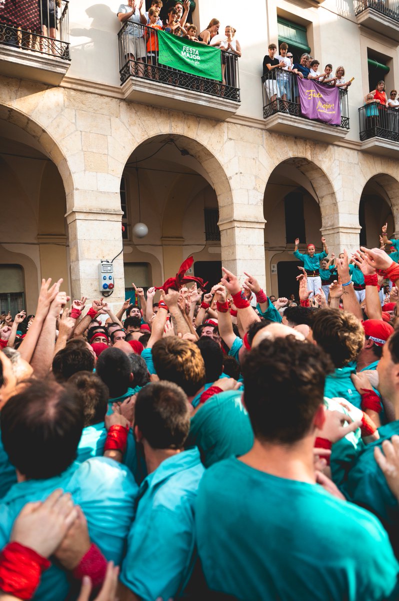 unribeta's tweet photo. 1/11 Sempre havia vist els #castells (poques vegades, tot sigui dit. Sóc —o era— més d'anar a veure correfocs) com un ''simple'' espectador, ja sigui a la plaça o des de casa per la televisió. No havia sigut mai un superfan dels castells, la veritat, ...] https://t.co/7Gpcty2l3U