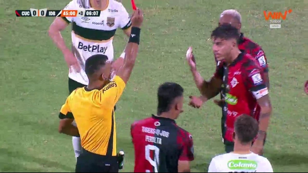 ArchivoCONMEBOL's tweet photo. 🖥️💥 El VAR preparó un circo ridículo en el Cúcuta - Internacional.

👉🏻 Irazoque y Calcaterra pugnan por un balón aéreo, produciéndose un fuerte choque de cabezas.

❌ 𝗡𝗢 𝗘𝗦 𝗥𝗢𝗝𝗔 𝗗𝗜𝗥𝗘𝗖𝗧𝗔.

▪️ Quintero Huitrón, sin personalidad ninguna, expulsó al jugador local. https://t.co/AnEQx7DltQ