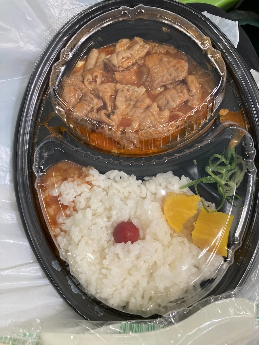 ootakeaoki's tweet photo. 前夜はサヨナラ勝ちのあと気分良く仕事を進めることができて入稿も済ませたので、今夜はベルーナドームに観戦に行ってきました！
ライオンズは負けたけど、大嶽が好む投手のひとりでもあるバファローズのエスピノーザの好投を見ることができて楽しかった。

トロもつ煮弁当(赤)はすごく美味しかった♪ https://t.co/oTH8nTcasr
