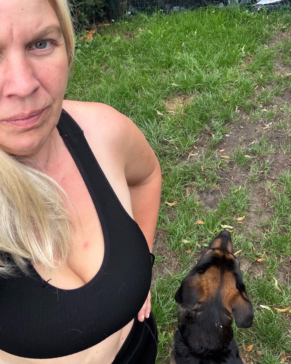 GoddessKath82's tweet photo. Während ich die Zeit mit meinen Hunden 🐶 genieße, könnt ihr Luschen schön mein Konto weiter fühlen 💶, also ihr wisst was die Herrin verlangt 😏

#Findom #FinancialDomination #OnlineFindom #Geldherrin #Geldsklave https://t.co/Hvu1agpCXa