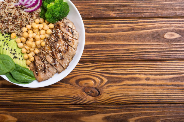TMOTIONDAKROXSP's tweet photo. This 5-minute quinoa veggie bowl is your go-to post-workout fuel: fluffy quinoa, roasted cherry tomatoes, steamed broccoli, and a dash of lemon-tahini dressing. Low-cal, high-fiber, and packed with plant protein to keep you full and energized all day. https://t.co/UQ3yfE7n99