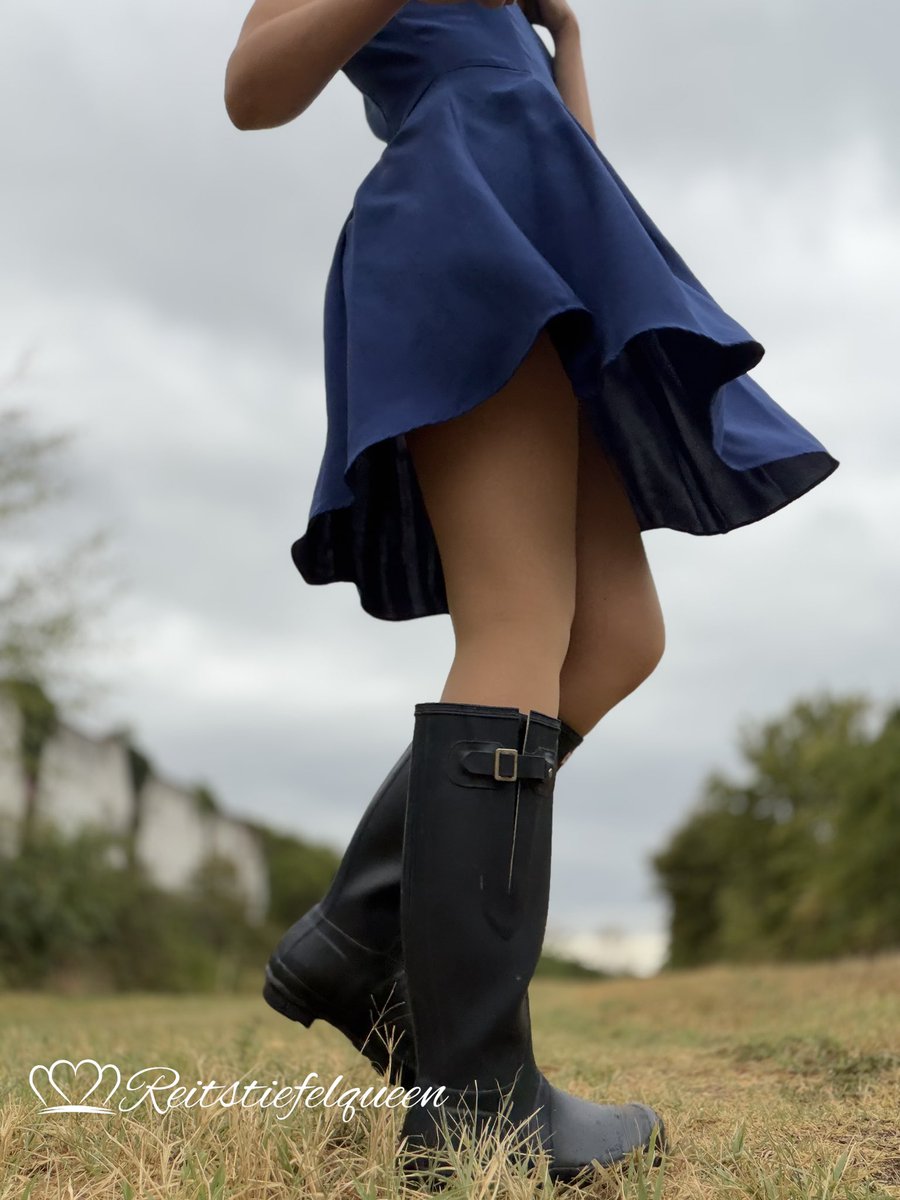 reitstiefelgirl's tweet photo. Die Hitze hat endlich nachgelassen. Jetzt wird es zeitnah wieder meine Gummistiefel auszuführen 😌 

Ich finde, sie passen einfach perfekt zu dem blauen Kleid. 

Was meint ihr ich Strumpfhosen drunter oder Strapse? Oder nichts von beidem? 

#nylon #gummistiefel #hunter #strapse https://t.co/LLfuQqnKBV