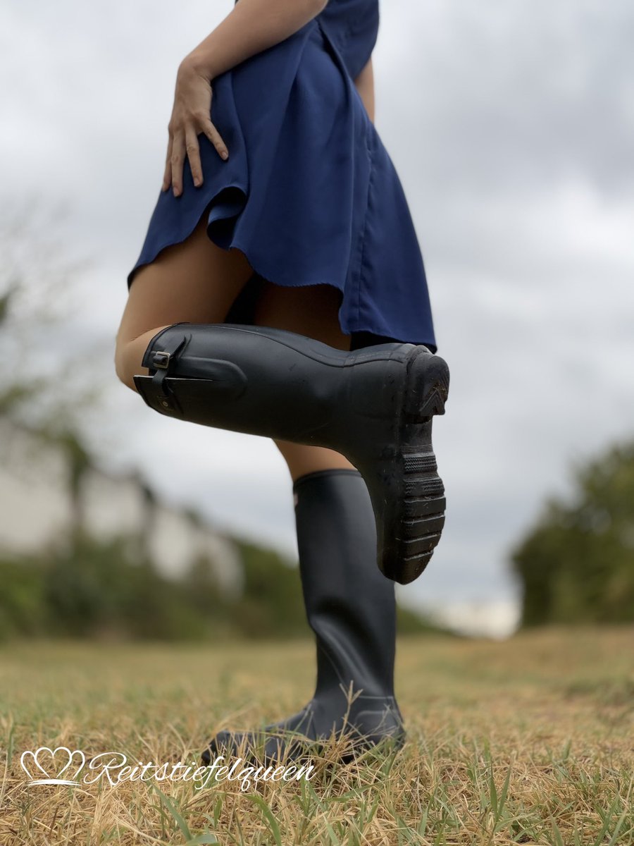 reitstiefelgirl's tweet photo. Die Hitze hat endlich nachgelassen. Jetzt wird es zeitnah wieder meine Gummistiefel auszuführen 😌 

Ich finde, sie passen einfach perfekt zu dem blauen Kleid. 

Was meint ihr ich Strumpfhosen drunter oder Strapse? Oder nichts von beidem? 

#nylon #gummistiefel #hunter #strapse https://t.co/LLfuQqnKBV