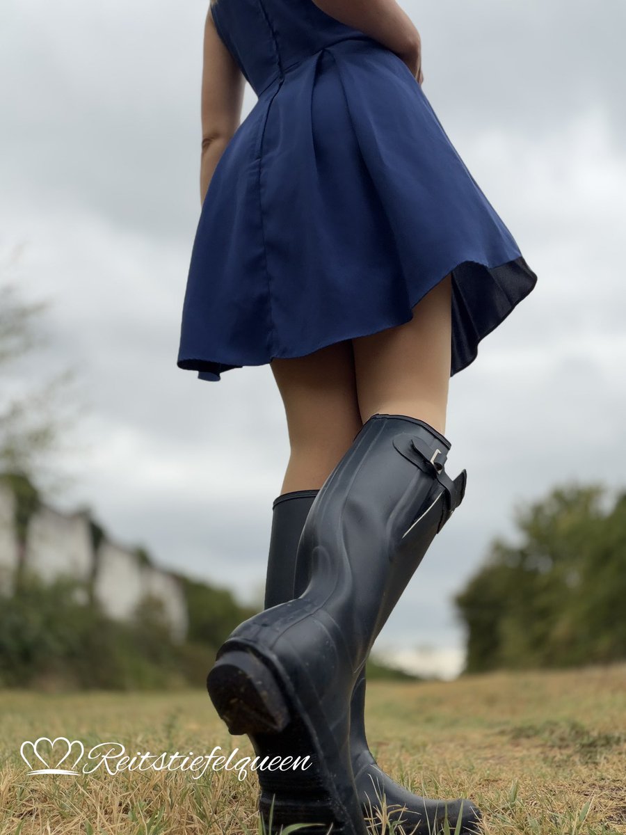 reitstiefelgirl's tweet photo. Die Hitze hat endlich nachgelassen. Jetzt wird es zeitnah wieder meine Gummistiefel auszuführen 😌 

Ich finde, sie passen einfach perfekt zu dem blauen Kleid. 

Was meint ihr ich Strumpfhosen drunter oder Strapse? Oder nichts von beidem? 

#nylon #gummistiefel #hunter #strapse https://t.co/LLfuQqnKBV