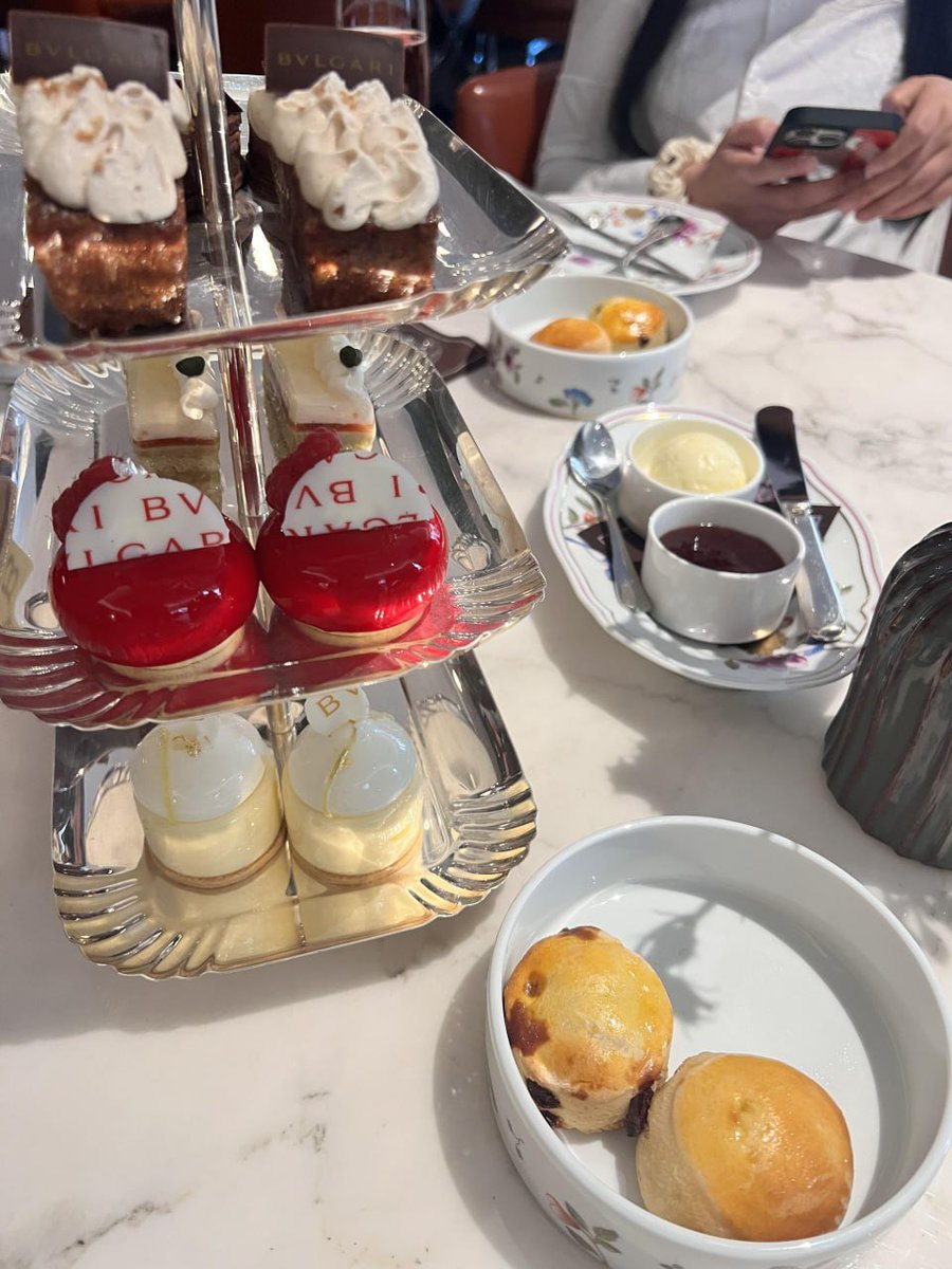 Angela75447's tweet photo. Enjoy London afternoon tea https://t.co/TriCFaop9u
