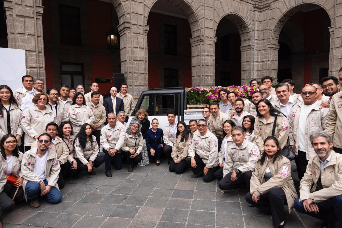 GobiernoMX's tweet photo. #MañaneraDelPueblo | La presidenta @Claudiashein presenta el nuevo modelo Olinia Carga, diseñado para las necesidades cotidianas de comerciantes y microempresas.

Transporta hasta 650 kilos, estará a la venta a finales de 2027 y costará alrededor de 150 mil pesos. https://t.co/Zg18XNAwS7