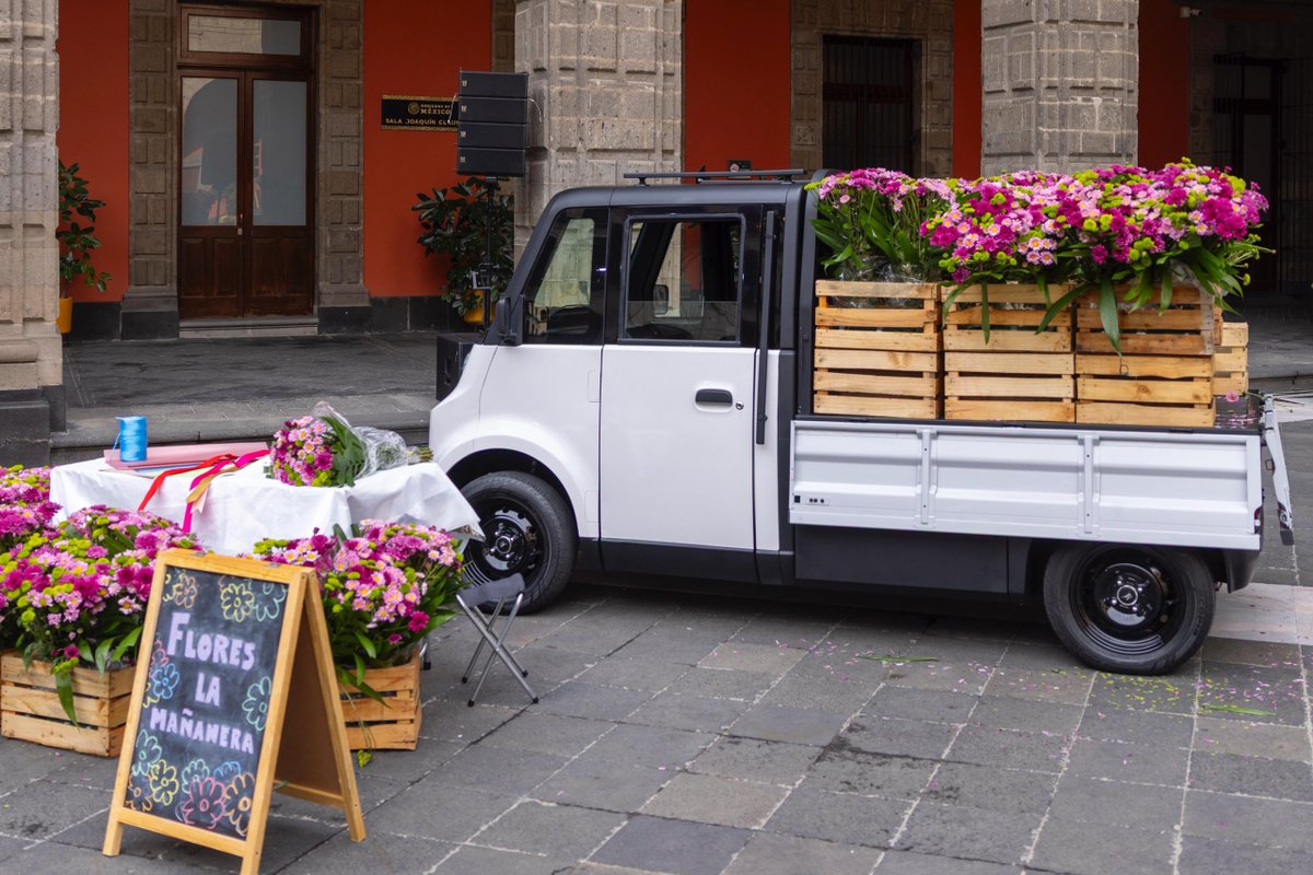 GobiernoMX's tweet photo. #MañaneraDelPueblo | La presidenta @Claudiashein presenta el nuevo modelo Olinia Carga, diseñado para las necesidades cotidianas de comerciantes y microempresas.

Transporta hasta 650 kilos, estará a la venta a finales de 2027 y costará alrededor de 150 mil pesos. https://t.co/Zg18XNAwS7
