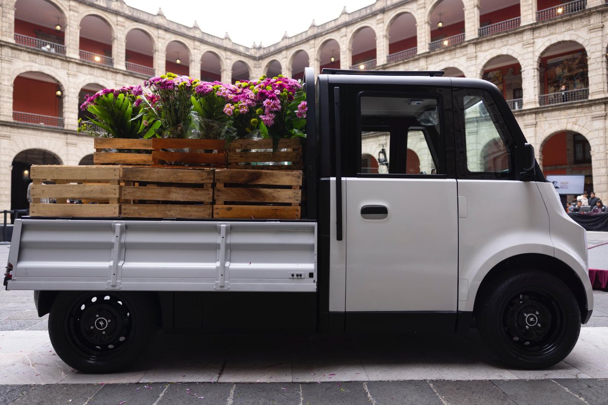 GobiernoMX's tweet photo. #MañaneraDelPueblo | La presidenta @Claudiashein presenta el nuevo modelo Olinia Carga, diseñado para las necesidades cotidianas de comerciantes y microempresas.

Transporta hasta 650 kilos, estará a la venta a finales de 2027 y costará alrededor de 150 mil pesos. https://t.co/Zg18XNAwS7