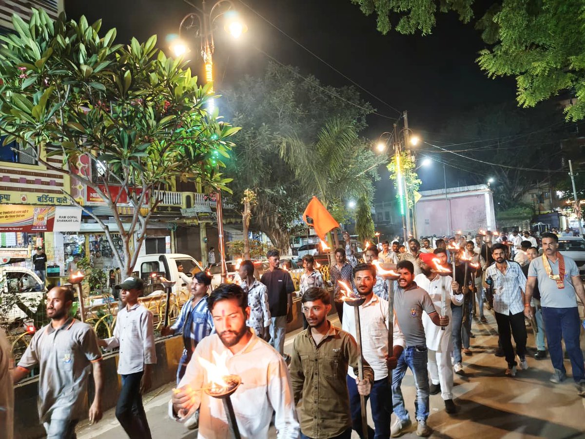 HardeepDang226's tweet photo. अखंड भारत संकल्प दिवस के निमित्त विश्व हिंदू परिषद, बजरंग दल द्वारा सुवासरा नगर में मशाल यात्रा का आयोजन किया गया।
यात्रा में सहभागिता कर अखंड भारत के संकल्प को दोहराया और यात्रा में शामिल युवाजन, कार्यकर्ताओं एवं मातृ शक्ति का स्वागत किया। https://t.co/mBqiY4sX6F