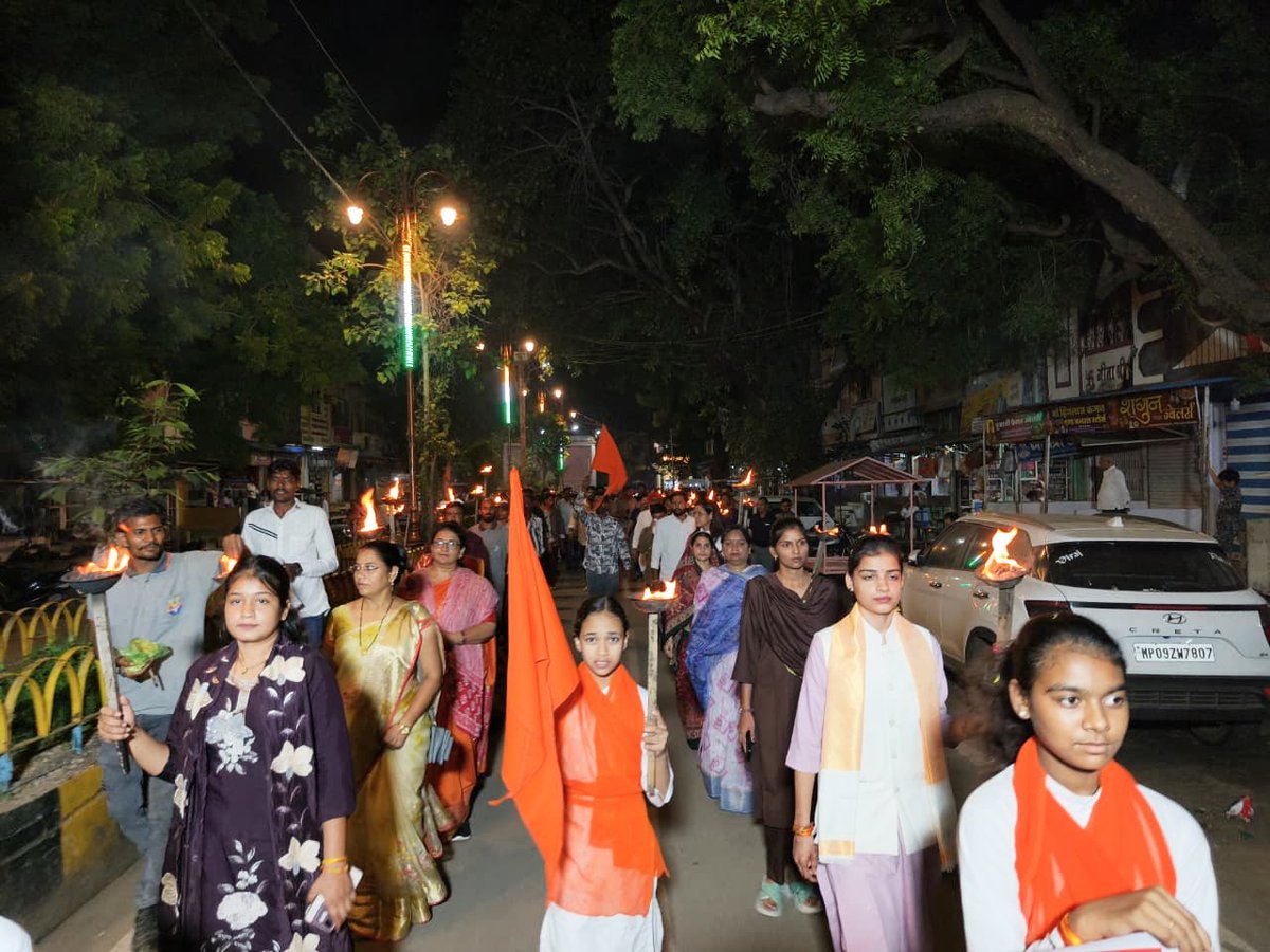 HardeepDang226's tweet photo. अखंड भारत संकल्प दिवस के निमित्त विश्व हिंदू परिषद, बजरंग दल द्वारा सुवासरा नगर में मशाल यात्रा का आयोजन किया गया।
यात्रा में सहभागिता कर अखंड भारत के संकल्प को दोहराया और यात्रा में शामिल युवाजन, कार्यकर्ताओं एवं मातृ शक्ति का स्वागत किया। https://t.co/mBqiY4sX6F