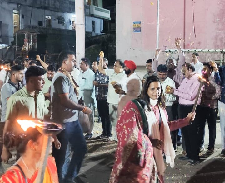 HardeepDang226's tweet photo. अखंड भारत संकल्प दिवस के निमित्त विश्व हिंदू परिषद, बजरंग दल द्वारा सुवासरा नगर में मशाल यात्रा का आयोजन किया गया।
यात्रा में सहभागिता कर अखंड भारत के संकल्प को दोहराया और यात्रा में शामिल युवाजन, कार्यकर्ताओं एवं मातृ शक्ति का स्वागत किया। https://t.co/mBqiY4sX6F