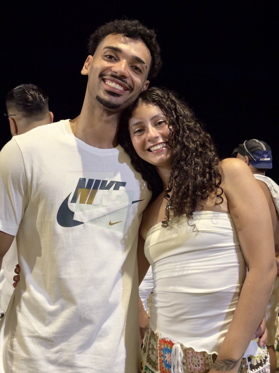 attfab's tweet photo. como começou / como estamos

KKKKKKKK eu zoou muito ele ate hoje pq falo que ele foi esquisito, uma amg dele perguntou pra mim se eu era solteira e depois ele me chamou https://t.co/euhbV7gMW7