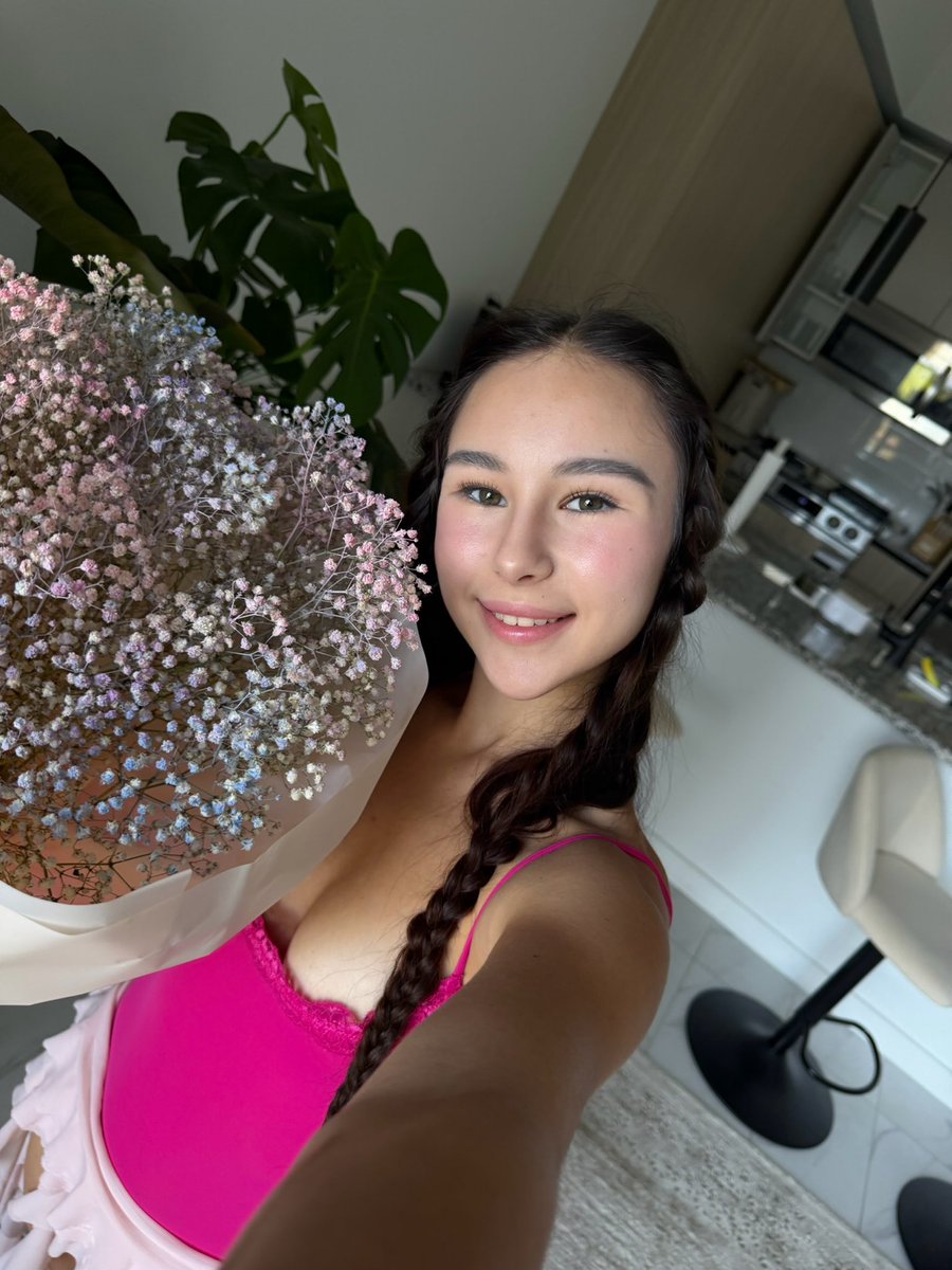 ValarieSweets's tweet photo. Do you like the color pink on me?🩷 https://t.co/GkBdCzISMj