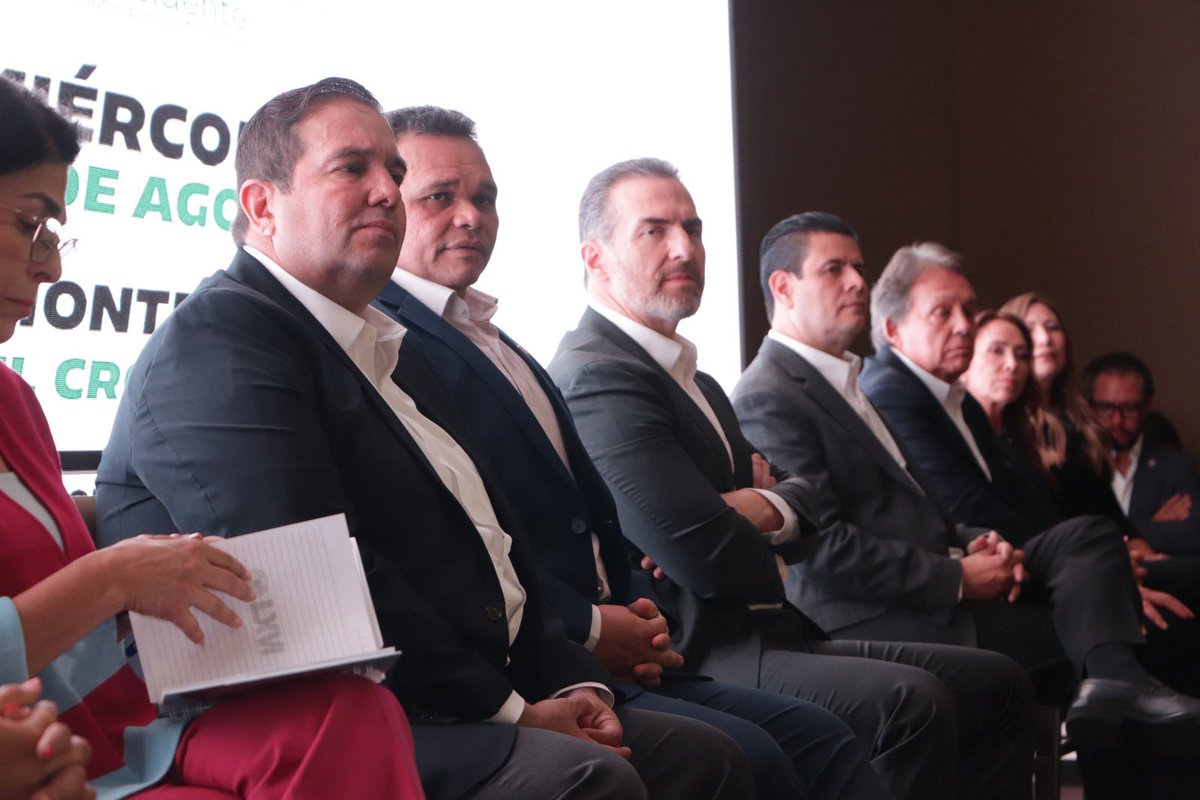PRI_Nacional's tweet photo. En Monterrey, Nuevo León, realizamos la cuarta fecha del Foro Nacional de Seguridad y Paz, con la participación de @rubenmoreiravdz, Coordinador de las y los Diputados Federales del PRI; @AdrianDeLaGarza, Presidente Municipal de Monterrey; @RolandoZapataB, Senador de la República; y @MiguelAlonsoZac, Diputado Federal, además de legisladoras y legisladores federales, especialistas y liderazgos partidistas.

Durante el encuentro se planteó fortalecer y profesionalizar a las policías, aumentar y descentralizar el presupuesto para seguridad y justicia, recuperar recursos para estados y municipios, modernizar los centros penitenciarios, combatir las redes financieras del crimen organizado y tipificar el reclutamiento forzado de jóvenes.

También se destacó la necesidad de mejorar la coordinación entre los tres órdenes de gobierno, fortalecer la prevención del delito y destinar mayores recursos a víctimas, madres buscadoras y a la búsqueda de personas desaparecidas.

Desde el PRI seguimos construyendo propuestas serias para recuperar la seguridad, fortalecer el Estado de derecho y devolver la tranquilidad a las familias mexicanas.