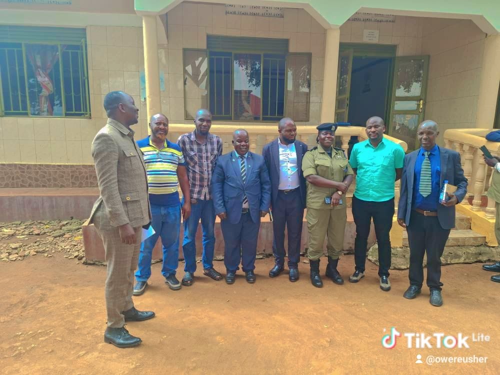 OUsher35364's tweet photo. We met with the Busia District Security team Chaired by the Deputy RDC on behalf of RDC to address the complaint of corruption  raised by long distance truck drivers @AtgwuUg on overlapping that has caused a lot of jam at Ug Kenya Border we agreed corruption must end immediately https://t.co/YMM2yXCxN4