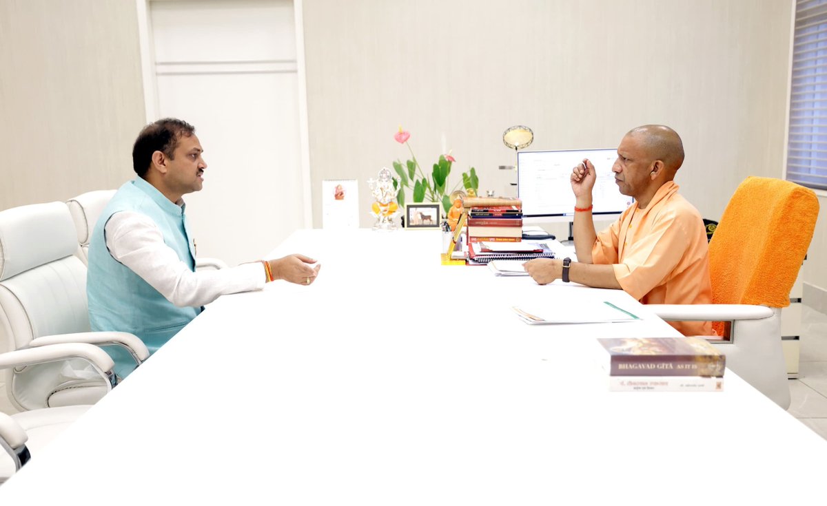 Awanish_Singh's tweet photo. माननीय मुख्यमंत्री श्री @myogiadityanath जी से लखनऊ में शिष्टाचार भेंट कर विभिन्न समसामयिक विषयों एवं प्रदेश के विकास से जुड़े महत्वपूर्ण मुद्दों पर सार्थक चर्चा हुई।

आदरणीय मुख्यमंत्री जी का मार्गदर्शन सदैव नई ऊर्जा और दिशा प्रदान करता है। https://t.co/BsmVHEGwYi