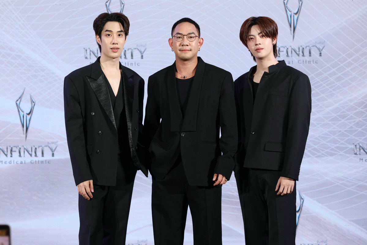 twavebyku's tweet photo. Infinity Medical Clinic คว้าสองหนุ่มฮอต ‘เติ้ล-เฟิร์สวัน’ ขึ้นแท่นพรีเซ็นเตอร์ GEN ใหม่ พร้อมจัดแคมเปญสุดเอ็กซ์คลูซีฟ
#InfinityMedicalClinic #InfinityMedicalClinicxTleFirstone #GENใหม่ถูกใจINFINITY #TleFirstoneDefines
🖇️ https://t.co/xmQbistFXj
เสิร์ฟความฟินแบบเต็มพิกัด! เมื่อ Infinity Medical Clinic (อินฟินิตี้ เมดิคอล คลินิก) สถาบันความงามชั้นนำ ผู้เชี่ยวชาญด้านการดูแลความงามแบบครบวงจร ทั้งการปรับรูปหน้า ยกกระชับ ลดเลือนริ้วรอย ดูแลรูปร่าง ลดสัดส่วน กำจัดขน และบริการด้านความงามหลากหลาย ที่มีสาขามากกว่า 31 แห่งทั่วประเทศ จัดงานสุดยิ่งใหญ่ “TleFirstone Defines” เปิดตัวสองหนุ่มฮอตขวัญใจแฟนๆ อย่าง “เติ้ล–มติมันท์ ศรีบุญเรือง” และ “เฟิร์สวัน–วรรณกร เรืองรัตน์” ขึ้นแท่นพรีเซ็นเตอร์ GEN ใหม่ของ Infinity Medical Clinic อย่างเป็นทางการ นำเสนอตัวแทนคนรุ่นใหม่ที่มั่นใจในตัวเอง กล้าที่จะเป็นตัวเอง และไม่หยุดพัฒนาตัวเอง งานนี้จัดเต็มความพิเศษ โดยสองหนุ่ม “เติ้ล–เฟิร์สวัน” ที่มาพร้อมพลังความสดใสและเสน่ห์แบบเต็มสิบ เสิร์ฟโมเมนต์น่ารักๆ ให้แฟนๆ ได้ใจละลายตั้งแต่เปิดตัว ก่อนจะมาร่วมพูดคุยถึงมุมมองเรื่องการดูแลตัวเอง และการเป็นตัวเองในเวอร์ชันที่ดีที่สุด ณ ชั้น 1 โซน Central Court ศูนย์การค้าเซ็นทรัลเวิลด์ เมื่อวันที่ 20 สิงหาคม 2569 พร้อมเปิดตัวบิ๊กเซอร์ไพรส์กับแคมเปญสุดพิเศษแห่งปี 'Infinity Dream Journey with Tle & FirstOne' ที่จะพาผู้โชคดี 20 ท่าน บินลัดฟ้าสู่เอ็กซ์คลูซีฟทริป ณ ฮ่องกงดิสนีย์แลนด์ ระหว่างวันที่ 26–28 ตุลาคม 2569
สำหรับการเลือก “เติ้ล–เฟิร์สวัน” มารับหน้าที่พรีเซ็นเตอร์ GEN ใหม่ นอกเหนือจากความนิยมและเคมีที่เข้ากันอย่างลงตัวแล้ว Infinity Medical Clinic ยังมองเห็นถึงตัวตนของทั้งคู่ในฐานะคนรุ่นใหม่ที่มีทัศนคติที่ดี มีความเป็นธรรมชาติ ตั้งใจพัฒนาตัวเอง และกล้าที่จะเป็นตัวเองในแบบที่ดีที่สุด ซึ่งสอดคล้องกับแนวคิด ‘GEN ใหม่ ถูกใจ Infinity’ ที่เชื่อว่า ความมั่นใจเกิดจากการเป็นตัวเอง ไม่ใช่การพยายามเป็นเหมือนใคร
Infinity Medical Clinic จัดเซอร์ไพรส์ใหญ่เอาใจแฟนๆ ด้วยการเปิดตัวแคมเปญแห่งปี “Infinity Dream Journey with Tle & FirstOne” ชวนแฟนๆ มาเป็นหนึ่งใน 20 ผู้โชคดี
ที่จะได้แพ็กกระเป๋าบินลัดฟ้าสู่ ฮ่องกงดิสนีย์แลนด์ พร้อมสองหนุ่ม “เติ้ล–เฟิร์สวัน” แบบเอ็กซ์คลูซีฟ ระหว่างวันที่ 26–28 ตุลาคม 2569 รวมระยะเวลา 3 วัน 2 คืน เรียกได้ว่าเป็นทริปที่เปิดโอกาสให้แฟนๆ ได้ใกล้ชิดและสร้างความทรงจำร่วมกับสองหนุ่มแบบเต็มอิ่ม โดยติดตามรายละเอียดและเงื่อนไขของแคมเปญได้ที่ Facebook: Infinity Medical Clinic TH
มาร่วมดีไซน์ตัวตนในแบบของคุณและสัมผัสประสบการณ์ไปกับ 2 หนุ่ม “เติ้ล-เฟิร์สวัน” ได้แล้ววันนี้ที่ Infinity Medical Clinic กว่า 31 สาขาทั่วประเทศ พร้อมติดตามข่าวสารแคมเปญและข้อมูลเพิ่มเติมทางช่องทางออนไลน์ได้ที่ Website : https://t.co/GcEoABAPDg , IG : @infinitymedicalth และ Facebook : Infinity Medical Clinic TH