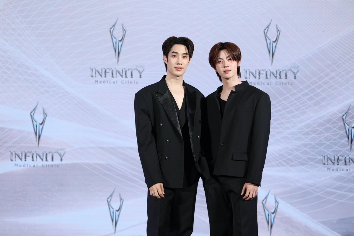 twavebyku's tweet photo. Infinity Medical Clinic คว้าสองหนุ่มฮอต ‘เติ้ล-เฟิร์สวัน’ ขึ้นแท่นพรีเซ็นเตอร์ GEN ใหม่ พร้อมจัดแคมเปญสุดเอ็กซ์คลูซีฟ
#InfinityMedicalClinic #InfinityMedicalClinicxTleFirstone #GENใหม่ถูกใจINFINITY #TleFirstoneDefines
🖇️ https://t.co/xmQbistFXj
เสิร์ฟความฟินแบบเต็มพิกัด! เมื่อ Infinity Medical Clinic (อินฟินิตี้ เมดิคอล คลินิก) สถาบันความงามชั้นนำ ผู้เชี่ยวชาญด้านการดูแลความงามแบบครบวงจร ทั้งการปรับรูปหน้า ยกกระชับ ลดเลือนริ้วรอย ดูแลรูปร่าง ลดสัดส่วน กำจัดขน และบริการด้านความงามหลากหลาย ที่มีสาขามากกว่า 31 แห่งทั่วประเทศ จัดงานสุดยิ่งใหญ่ “TleFirstone Defines” เปิดตัวสองหนุ่มฮอตขวัญใจแฟนๆ อย่าง “เติ้ล–มติมันท์ ศรีบุญเรือง” และ “เฟิร์สวัน–วรรณกร เรืองรัตน์” ขึ้นแท่นพรีเซ็นเตอร์ GEN ใหม่ของ Infinity Medical Clinic อย่างเป็นทางการ นำเสนอตัวแทนคนรุ่นใหม่ที่มั่นใจในตัวเอง กล้าที่จะเป็นตัวเอง และไม่หยุดพัฒนาตัวเอง งานนี้จัดเต็มความพิเศษ โดยสองหนุ่ม “เติ้ล–เฟิร์สวัน” ที่มาพร้อมพลังความสดใสและเสน่ห์แบบเต็มสิบ เสิร์ฟโมเมนต์น่ารักๆ ให้แฟนๆ ได้ใจละลายตั้งแต่เปิดตัว ก่อนจะมาร่วมพูดคุยถึงมุมมองเรื่องการดูแลตัวเอง และการเป็นตัวเองในเวอร์ชันที่ดีที่สุด ณ ชั้น 1 โซน Central Court ศูนย์การค้าเซ็นทรัลเวิลด์ เมื่อวันที่ 20 สิงหาคม 2569 พร้อมเปิดตัวบิ๊กเซอร์ไพรส์กับแคมเปญสุดพิเศษแห่งปี 'Infinity Dream Journey with Tle & FirstOne' ที่จะพาผู้โชคดี 20 ท่าน บินลัดฟ้าสู่เอ็กซ์คลูซีฟทริป ณ ฮ่องกงดิสนีย์แลนด์ ระหว่างวันที่ 26–28 ตุลาคม 2569
สำหรับการเลือก “เติ้ล–เฟิร์สวัน” มารับหน้าที่พรีเซ็นเตอร์ GEN ใหม่ นอกเหนือจากความนิยมและเคมีที่เข้ากันอย่างลงตัวแล้ว Infinity Medical Clinic ยังมองเห็นถึงตัวตนของทั้งคู่ในฐานะคนรุ่นใหม่ที่มีทัศนคติที่ดี มีความเป็นธรรมชาติ ตั้งใจพัฒนาตัวเอง และกล้าที่จะเป็นตัวเองในแบบที่ดีที่สุด ซึ่งสอดคล้องกับแนวคิด ‘GEN ใหม่ ถูกใจ Infinity’ ที่เชื่อว่า ความมั่นใจเกิดจากการเป็นตัวเอง ไม่ใช่การพยายามเป็นเหมือนใคร
Infinity Medical Clinic จัดเซอร์ไพรส์ใหญ่เอาใจแฟนๆ ด้วยการเปิดตัวแคมเปญแห่งปี “Infinity Dream Journey with Tle & FirstOne” ชวนแฟนๆ มาเป็นหนึ่งใน 20 ผู้โชคดี
ที่จะได้แพ็กกระเป๋าบินลัดฟ้าสู่ ฮ่องกงดิสนีย์แลนด์ พร้อมสองหนุ่ม “เติ้ล–เฟิร์สวัน” แบบเอ็กซ์คลูซีฟ ระหว่างวันที่ 26–28 ตุลาคม 2569 รวมระยะเวลา 3 วัน 2 คืน เรียกได้ว่าเป็นทริปที่เปิดโอกาสให้แฟนๆ ได้ใกล้ชิดและสร้างความทรงจำร่วมกับสองหนุ่มแบบเต็มอิ่ม โดยติดตามรายละเอียดและเงื่อนไขของแคมเปญได้ที่ Facebook: Infinity Medical Clinic TH
มาร่วมดีไซน์ตัวตนในแบบของคุณและสัมผัสประสบการณ์ไปกับ 2 หนุ่ม “เติ้ล-เฟิร์สวัน” ได้แล้ววันนี้ที่ Infinity Medical Clinic กว่า 31 สาขาทั่วประเทศ พร้อมติดตามข่าวสารแคมเปญและข้อมูลเพิ่มเติมทางช่องทางออนไลน์ได้ที่ Website : https://t.co/GcEoABAPDg , IG : @infinitymedicalth และ Facebook : Infinity Medical Clinic TH