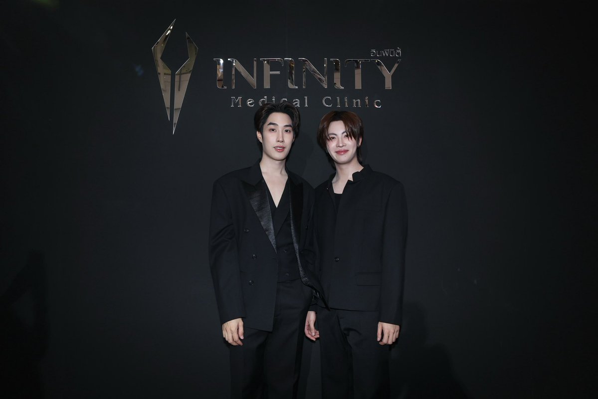 twavebyku's tweet photo. Infinity Medical Clinic คว้าสองหนุ่มฮอต ‘เติ้ล-เฟิร์สวัน’ ขึ้นแท่นพรีเซ็นเตอร์ GEN ใหม่ พร้อมจัดแคมเปญสุดเอ็กซ์คลูซีฟ
#InfinityMedicalClinic #InfinityMedicalClinicxTleFirstone #GENใหม่ถูกใจINFINITY #TleFirstoneDefines
🖇️ https://t.co/xmQbistFXj
เสิร์ฟความฟินแบบเต็มพิกัด! เมื่อ Infinity Medical Clinic (อินฟินิตี้ เมดิคอล คลินิก) สถาบันความงามชั้นนำ ผู้เชี่ยวชาญด้านการดูแลความงามแบบครบวงจร ทั้งการปรับรูปหน้า ยกกระชับ ลดเลือนริ้วรอย ดูแลรูปร่าง ลดสัดส่วน กำจัดขน และบริการด้านความงามหลากหลาย ที่มีสาขามากกว่า 31 แห่งทั่วประเทศ จัดงานสุดยิ่งใหญ่ “TleFirstone Defines” เปิดตัวสองหนุ่มฮอตขวัญใจแฟนๆ อย่าง “เติ้ล–มติมันท์ ศรีบุญเรือง” และ “เฟิร์สวัน–วรรณกร เรืองรัตน์” ขึ้นแท่นพรีเซ็นเตอร์ GEN ใหม่ของ Infinity Medical Clinic อย่างเป็นทางการ นำเสนอตัวแทนคนรุ่นใหม่ที่มั่นใจในตัวเอง กล้าที่จะเป็นตัวเอง และไม่หยุดพัฒนาตัวเอง งานนี้จัดเต็มความพิเศษ โดยสองหนุ่ม “เติ้ล–เฟิร์สวัน” ที่มาพร้อมพลังความสดใสและเสน่ห์แบบเต็มสิบ เสิร์ฟโมเมนต์น่ารักๆ ให้แฟนๆ ได้ใจละลายตั้งแต่เปิดตัว ก่อนจะมาร่วมพูดคุยถึงมุมมองเรื่องการดูแลตัวเอง และการเป็นตัวเองในเวอร์ชันที่ดีที่สุด ณ ชั้น 1 โซน Central Court ศูนย์การค้าเซ็นทรัลเวิลด์ เมื่อวันที่ 20 สิงหาคม 2569 พร้อมเปิดตัวบิ๊กเซอร์ไพรส์กับแคมเปญสุดพิเศษแห่งปี 'Infinity Dream Journey with Tle & FirstOne' ที่จะพาผู้โชคดี 20 ท่าน บินลัดฟ้าสู่เอ็กซ์คลูซีฟทริป ณ ฮ่องกงดิสนีย์แลนด์ ระหว่างวันที่ 26–28 ตุลาคม 2569
สำหรับการเลือก “เติ้ล–เฟิร์สวัน” มารับหน้าที่พรีเซ็นเตอร์ GEN ใหม่ นอกเหนือจากความนิยมและเคมีที่เข้ากันอย่างลงตัวแล้ว Infinity Medical Clinic ยังมองเห็นถึงตัวตนของทั้งคู่ในฐานะคนรุ่นใหม่ที่มีทัศนคติที่ดี มีความเป็นธรรมชาติ ตั้งใจพัฒนาตัวเอง และกล้าที่จะเป็นตัวเองในแบบที่ดีที่สุด ซึ่งสอดคล้องกับแนวคิด ‘GEN ใหม่ ถูกใจ Infinity’ ที่เชื่อว่า ความมั่นใจเกิดจากการเป็นตัวเอง ไม่ใช่การพยายามเป็นเหมือนใคร
Infinity Medical Clinic จัดเซอร์ไพรส์ใหญ่เอาใจแฟนๆ ด้วยการเปิดตัวแคมเปญแห่งปี “Infinity Dream Journey with Tle & FirstOne” ชวนแฟนๆ มาเป็นหนึ่งใน 20 ผู้โชคดี
ที่จะได้แพ็กกระเป๋าบินลัดฟ้าสู่ ฮ่องกงดิสนีย์แลนด์ พร้อมสองหนุ่ม “เติ้ล–เฟิร์สวัน” แบบเอ็กซ์คลูซีฟ ระหว่างวันที่ 26–28 ตุลาคม 2569 รวมระยะเวลา 3 วัน 2 คืน เรียกได้ว่าเป็นทริปที่เปิดโอกาสให้แฟนๆ ได้ใกล้ชิดและสร้างความทรงจำร่วมกับสองหนุ่มแบบเต็มอิ่ม โดยติดตามรายละเอียดและเงื่อนไขของแคมเปญได้ที่ Facebook: Infinity Medical Clinic TH
มาร่วมดีไซน์ตัวตนในแบบของคุณและสัมผัสประสบการณ์ไปกับ 2 หนุ่ม “เติ้ล-เฟิร์สวัน” ได้แล้ววันนี้ที่ Infinity Medical Clinic กว่า 31 สาขาทั่วประเทศ พร้อมติดตามข่าวสารแคมเปญและข้อมูลเพิ่มเติมทางช่องทางออนไลน์ได้ที่ Website : https://t.co/GcEoABAPDg , IG : @infinitymedicalth และ Facebook : Infinity Medical Clinic TH