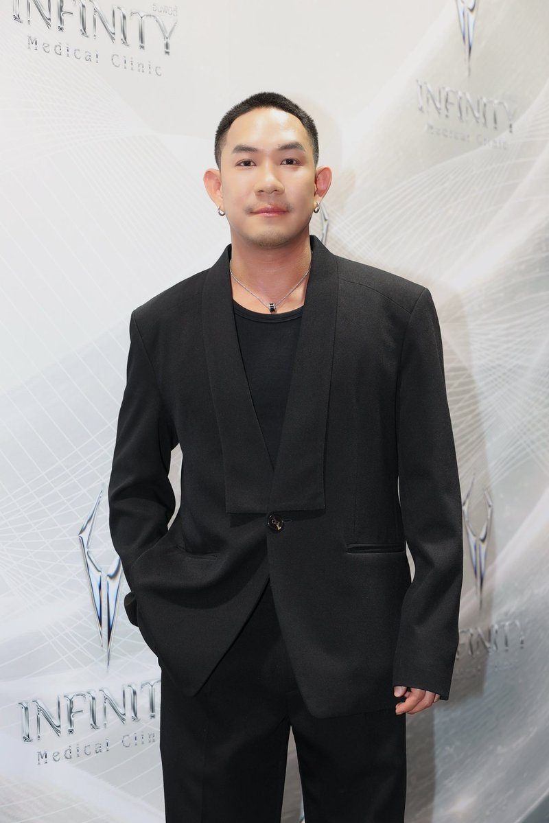 twavebyku's tweet photo. Infinity Medical Clinic คว้าสองหนุ่มฮอต ‘เติ้ล-เฟิร์สวัน’ ขึ้นแท่นพรีเซ็นเตอร์ GEN ใหม่ พร้อมจัดแคมเปญสุดเอ็กซ์คลูซีฟ
#InfinityMedicalClinic #InfinityMedicalClinicxTleFirstone #GENใหม่ถูกใจINFINITY #TleFirstoneDefines
🖇️ https://t.co/xmQbistFXj
เสิร์ฟความฟินแบบเต็มพิกัด! เมื่อ Infinity Medical Clinic (อินฟินิตี้ เมดิคอล คลินิก) สถาบันความงามชั้นนำ ผู้เชี่ยวชาญด้านการดูแลความงามแบบครบวงจร ทั้งการปรับรูปหน้า ยกกระชับ ลดเลือนริ้วรอย ดูแลรูปร่าง ลดสัดส่วน กำจัดขน และบริการด้านความงามหลากหลาย ที่มีสาขามากกว่า 31 แห่งทั่วประเทศ จัดงานสุดยิ่งใหญ่ “TleFirstone Defines” เปิดตัวสองหนุ่มฮอตขวัญใจแฟนๆ อย่าง “เติ้ล–มติมันท์ ศรีบุญเรือง” และ “เฟิร์สวัน–วรรณกร เรืองรัตน์” ขึ้นแท่นพรีเซ็นเตอร์ GEN ใหม่ของ Infinity Medical Clinic อย่างเป็นทางการ นำเสนอตัวแทนคนรุ่นใหม่ที่มั่นใจในตัวเอง กล้าที่จะเป็นตัวเอง และไม่หยุดพัฒนาตัวเอง งานนี้จัดเต็มความพิเศษ โดยสองหนุ่ม “เติ้ล–เฟิร์สวัน” ที่มาพร้อมพลังความสดใสและเสน่ห์แบบเต็มสิบ เสิร์ฟโมเมนต์น่ารักๆ ให้แฟนๆ ได้ใจละลายตั้งแต่เปิดตัว ก่อนจะมาร่วมพูดคุยถึงมุมมองเรื่องการดูแลตัวเอง และการเป็นตัวเองในเวอร์ชันที่ดีที่สุด ณ ชั้น 1 โซน Central Court ศูนย์การค้าเซ็นทรัลเวิลด์ เมื่อวันที่ 20 สิงหาคม 2569 พร้อมเปิดตัวบิ๊กเซอร์ไพรส์กับแคมเปญสุดพิเศษแห่งปี 'Infinity Dream Journey with Tle & FirstOne' ที่จะพาผู้โชคดี 20 ท่าน บินลัดฟ้าสู่เอ็กซ์คลูซีฟทริป ณ ฮ่องกงดิสนีย์แลนด์ ระหว่างวันที่ 26–28 ตุลาคม 2569
สำหรับการเลือก “เติ้ล–เฟิร์สวัน” มารับหน้าที่พรีเซ็นเตอร์ GEN ใหม่ นอกเหนือจากความนิยมและเคมีที่เข้ากันอย่างลงตัวแล้ว Infinity Medical Clinic ยังมองเห็นถึงตัวตนของทั้งคู่ในฐานะคนรุ่นใหม่ที่มีทัศนคติที่ดี มีความเป็นธรรมชาติ ตั้งใจพัฒนาตัวเอง และกล้าที่จะเป็นตัวเองในแบบที่ดีที่สุด ซึ่งสอดคล้องกับแนวคิด ‘GEN ใหม่ ถูกใจ Infinity’ ที่เชื่อว่า ความมั่นใจเกิดจากการเป็นตัวเอง ไม่ใช่การพยายามเป็นเหมือนใคร
Infinity Medical Clinic จัดเซอร์ไพรส์ใหญ่เอาใจแฟนๆ ด้วยการเปิดตัวแคมเปญแห่งปี “Infinity Dream Journey with Tle & FirstOne” ชวนแฟนๆ มาเป็นหนึ่งใน 20 ผู้โชคดี
ที่จะได้แพ็กกระเป๋าบินลัดฟ้าสู่ ฮ่องกงดิสนีย์แลนด์ พร้อมสองหนุ่ม “เติ้ล–เฟิร์สวัน” แบบเอ็กซ์คลูซีฟ ระหว่างวันที่ 26–28 ตุลาคม 2569 รวมระยะเวลา 3 วัน 2 คืน เรียกได้ว่าเป็นทริปที่เปิดโอกาสให้แฟนๆ ได้ใกล้ชิดและสร้างความทรงจำร่วมกับสองหนุ่มแบบเต็มอิ่ม โดยติดตามรายละเอียดและเงื่อนไขของแคมเปญได้ที่ Facebook: Infinity Medical Clinic TH
มาร่วมดีไซน์ตัวตนในแบบของคุณและสัมผัสประสบการณ์ไปกับ 2 หนุ่ม “เติ้ล-เฟิร์สวัน” ได้แล้ววันนี้ที่ Infinity Medical Clinic กว่า 31 สาขาทั่วประเทศ พร้อมติดตามข่าวสารแคมเปญและข้อมูลเพิ่มเติมทางช่องทางออนไลน์ได้ที่ Website : https://t.co/GcEoABAPDg , IG : @infinitymedicalth และ Facebook : Infinity Medical Clinic TH