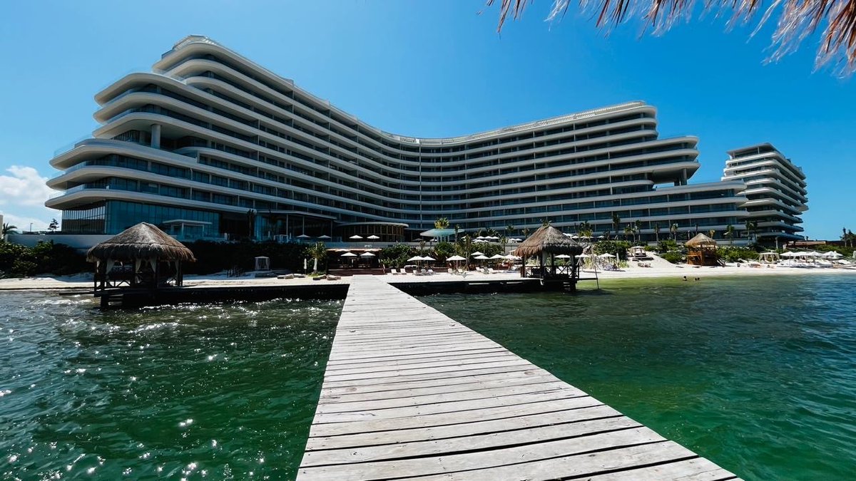 MEXICOEXPERTS's tweet photo. The MIE Cancun Team visited the new St. Regis Costa Mujeres with Alfonso Vielma, Destination Sales Executive. Enjoy serene ocean views, handcrafted cocktails, locally-inspired cuisine, nearby reefs by boat, and the vibrant island of Isla Mujeres. #SITE #MeetingIncentiveExperts https://t.co/igjB0IKses