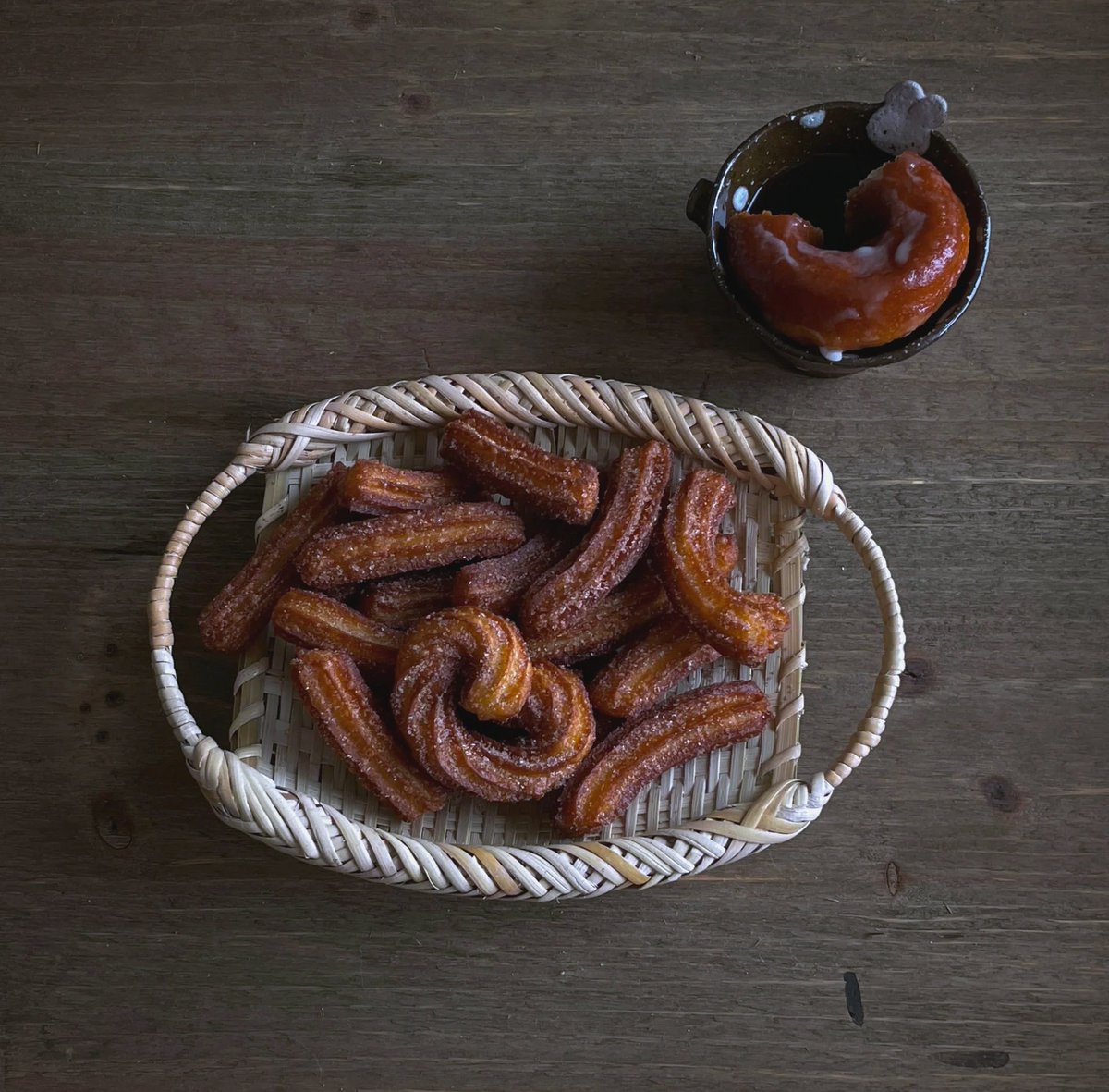 NinfaChaidhk's tweet photo. Indulging in warm Mexican churros dusted with cinnamon, paired with rich chocolate dipping sauce—authentic street food vibes straight from Mexico City!， https://t.co/45f9eXkxLC