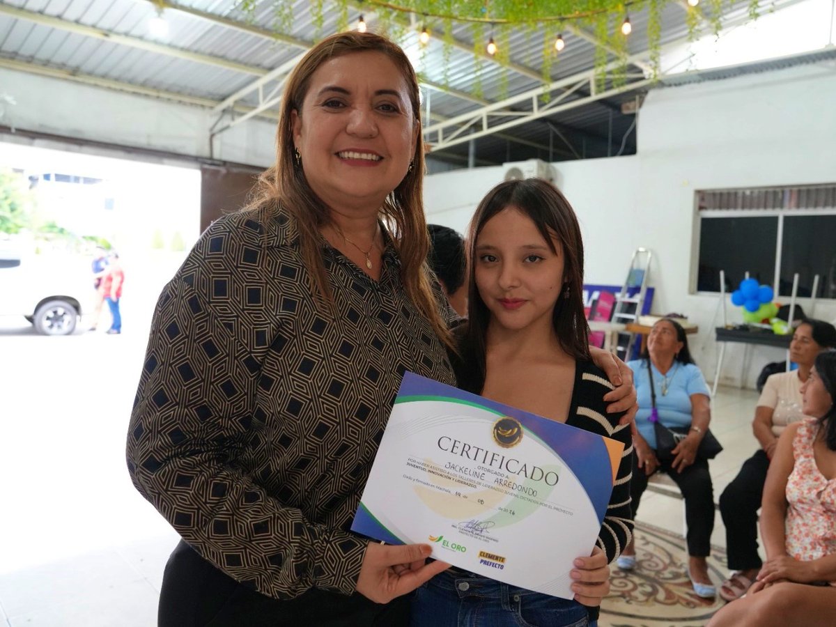 PrefecturaElOro's tweet photo. 🙋‍♂️ Desde #PrefecturaDeElOro promovemos talleres de pastelería como una oportunidad para fortalecer habilidades, fomentar el emprendimiento y brindar herramientas de educación financiera que contribuyan a construir un mejor futuro. 👪 https://t.co/5fxzRFeNvF