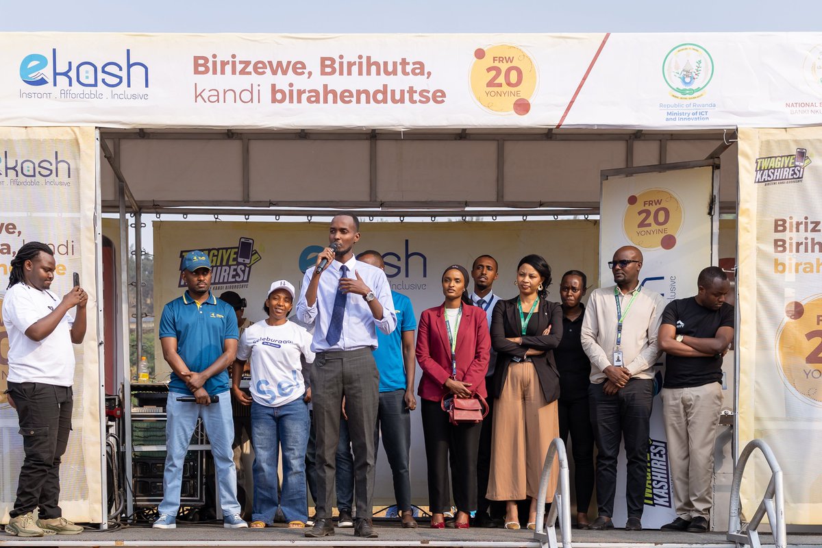 CentralBankRw's tweet photo. Uyu munsi, Banki Nkuru y’u #Rwanda, ku bufatanye na
@RSwitch, @RwandaICT , n'ibigo by’imari bakoze ubukangurambaga ku ikoranabuhanga mu kwishyurana harimo n’ irya #eKash ku baturage bo mu gace ka Gakiriro-Gisozi. 

Iyi gahunda igamije gusobanurira abaturage uko  ikoranabuhanga ribafasha kohereza no kwakira amafaranga mu buryo bwihuse kandi bworoshye.      

#ekash 
#TwagiyeKashiresi 
#BNREngage 
#KnowYourCentralBank