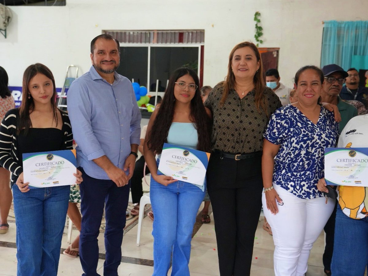 PrefecturaElOro's tweet photo. 🙋‍♂️ Desde #PrefecturaDeElOro promovemos talleres de pastelería como una oportunidad para fortalecer habilidades, fomentar el emprendimiento y brindar herramientas de educación financiera que contribuyan a construir un mejor futuro. 👪 https://t.co/5fxzRFeNvF